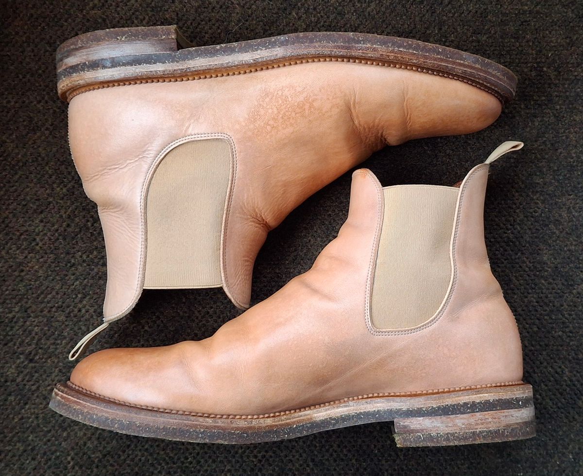 Photo by Mark on November 22, 2024 of the Viberg Chelsea in Conceria 800 Champagne Washed Vachetta.