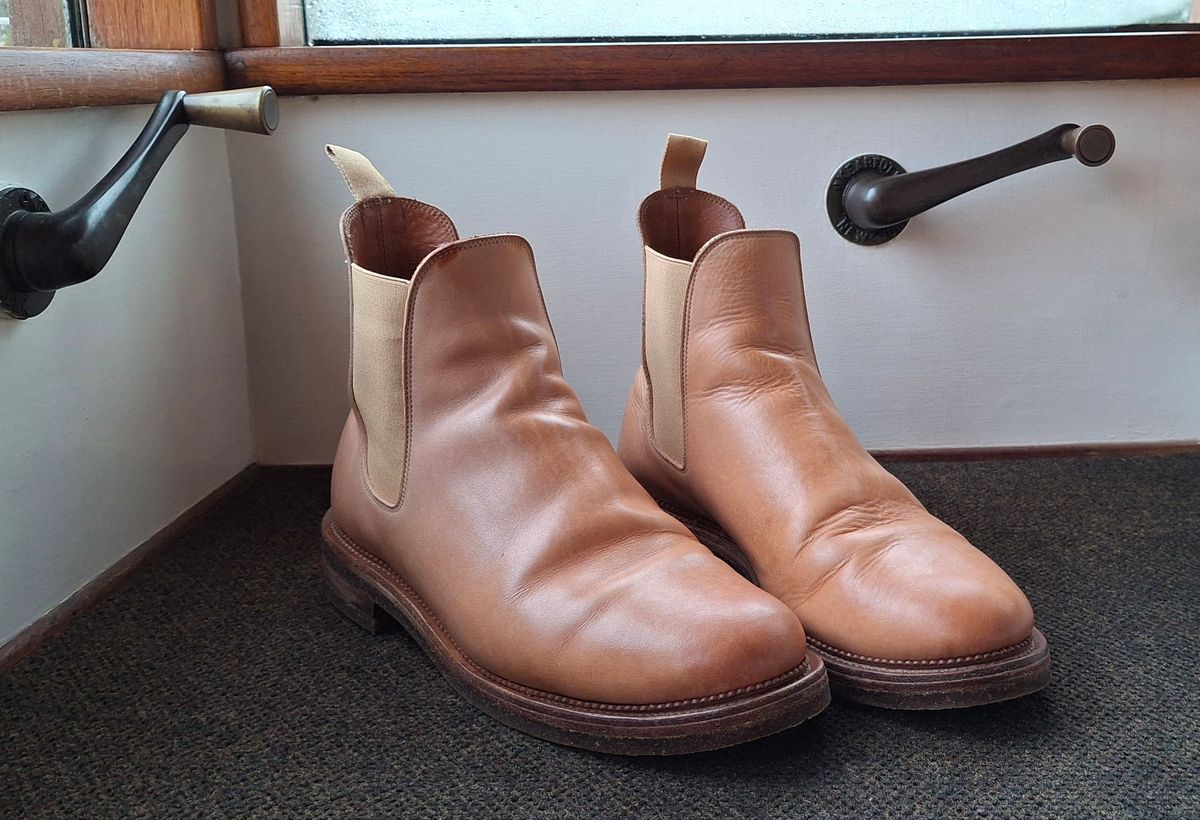 Photo by Mark on November 22, 2024 of the Viberg Chelsea in Conceria 800 Champagne Washed Vachetta.