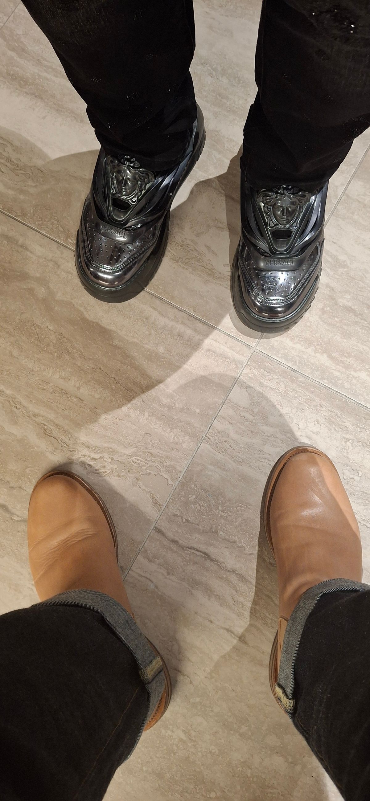 Photo by Mark on November 8, 2024 of the Viberg Chelsea in Conceria 800 Champagne Washed Vachetta.