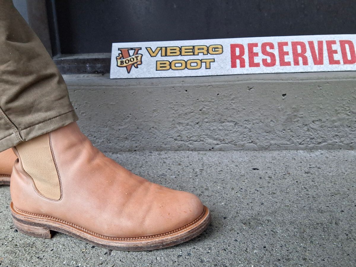 Photo by Mark on November 27, 2024 of the Viberg Chelsea in Conceria 800 Champagne Washed Vachetta.