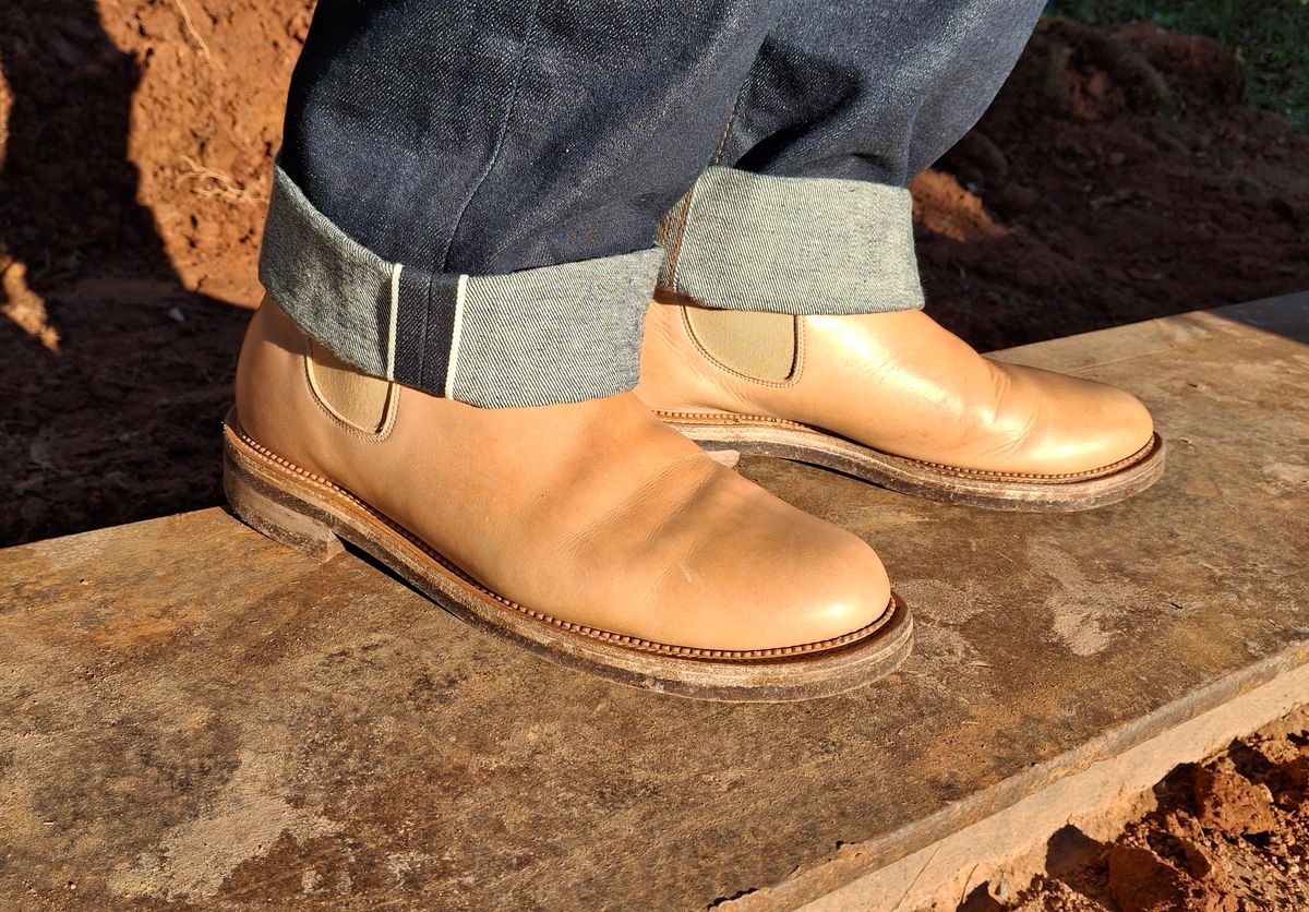 Photo by Mark on December 1, 2024 of the Viberg Chelsea in Conceria 800 Champagne Washed Vachetta.