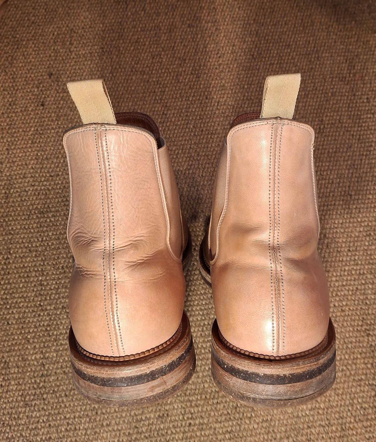 Photo by Mark on December 5, 2024 of the Viberg Chelsea in Conceria 800 Champagne Washed Vachetta.