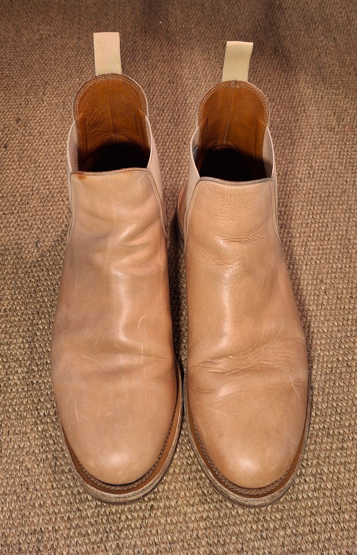 Photo by Mark on December 5, 2024 of the Viberg Chelsea in Conceria 800 Champagne Washed Vachetta.