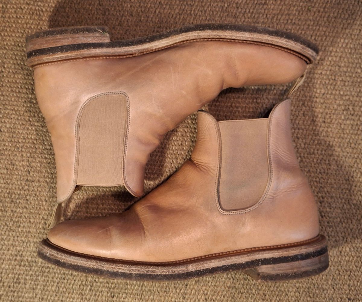 Photo by Mark on December 5, 2024 of the Viberg Chelsea in Conceria 800 Champagne Washed Vachetta.
