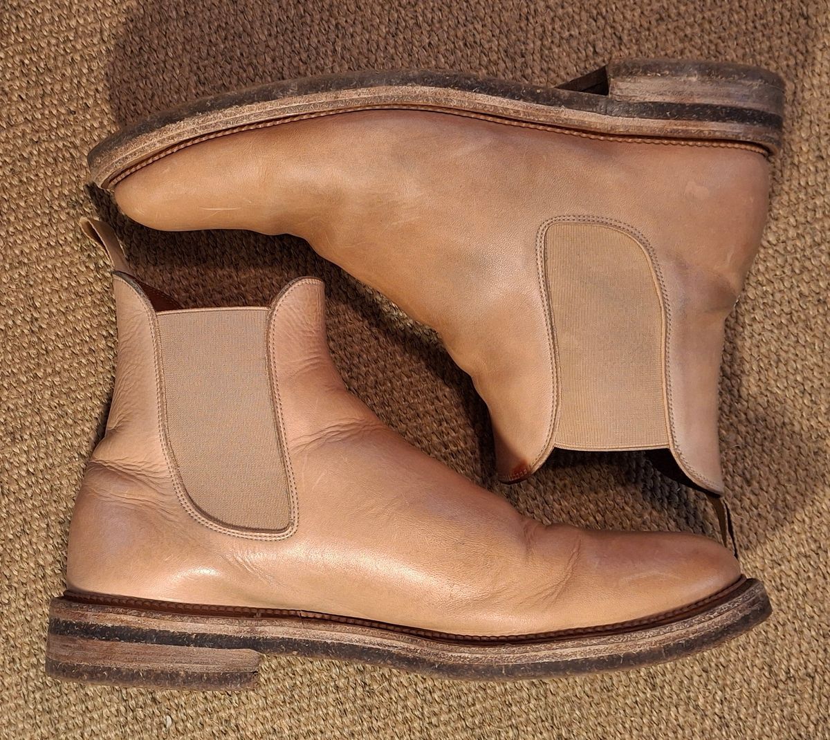 Photo by Mark on December 5, 2024 of the Viberg Chelsea in Conceria 800 Champagne Washed Vachetta.