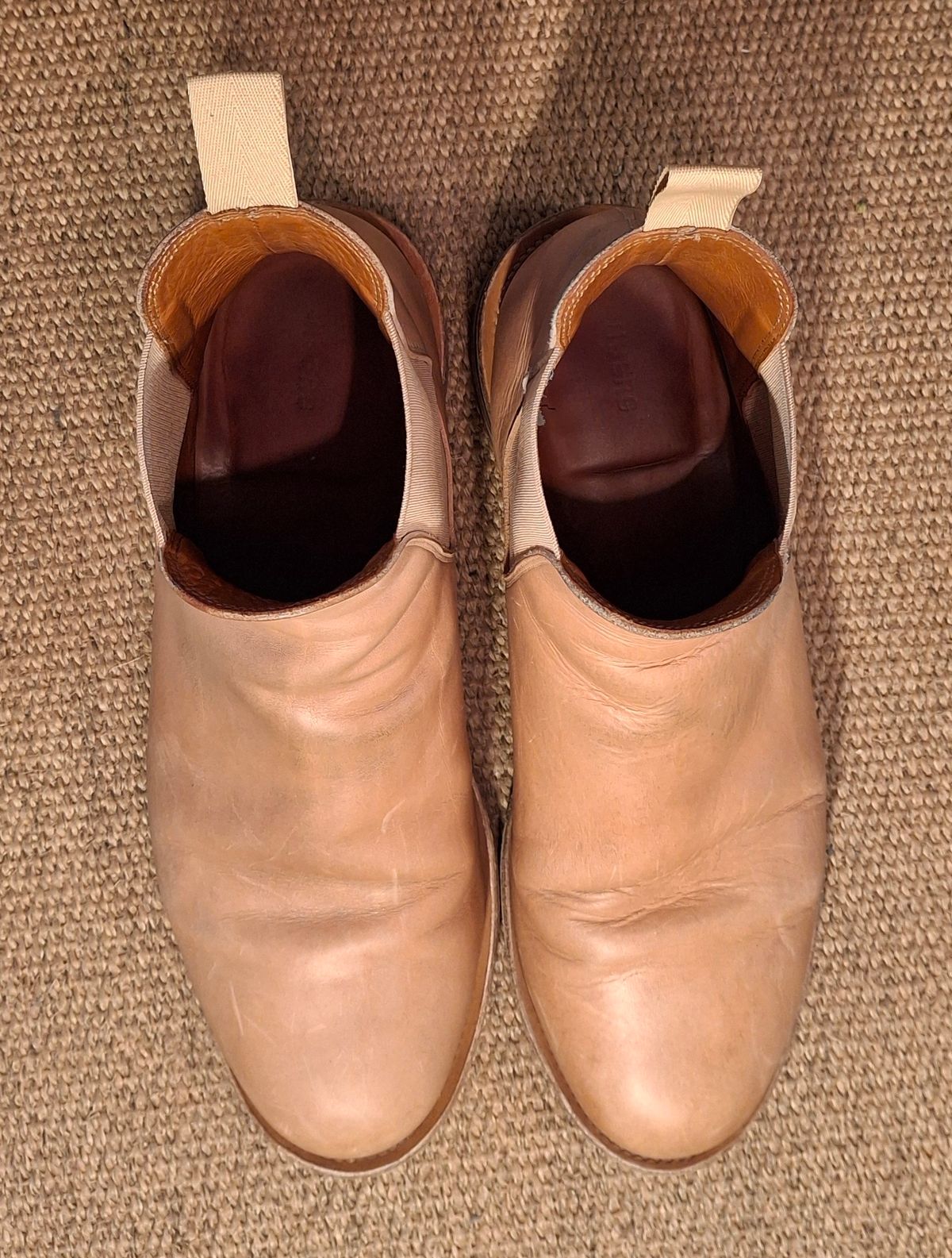 Photo by Mark on December 5, 2024 of the Viberg Chelsea in Conceria 800 Champagne Washed Vachetta.