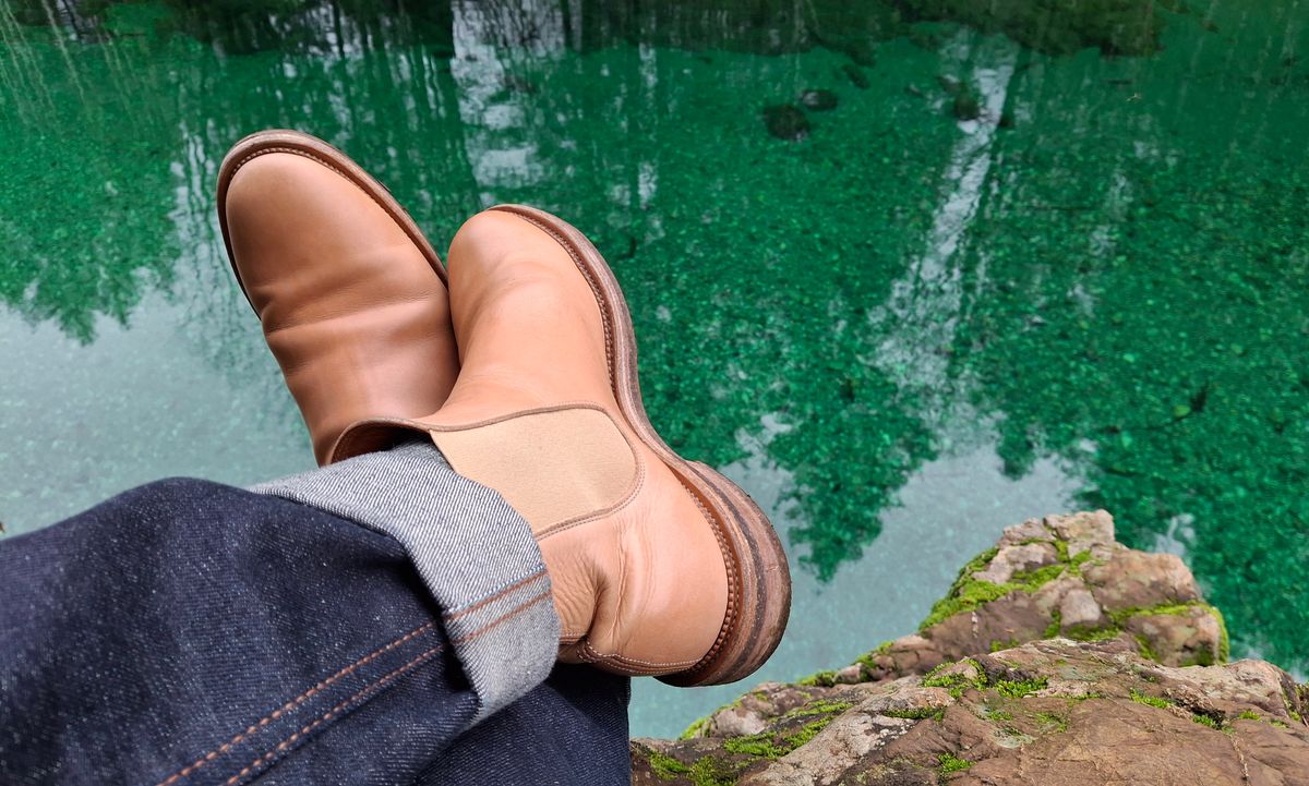 Photo by Mark on December 12, 2024 of the Viberg Chelsea in Conceria 800 Champagne Washed Vachetta.