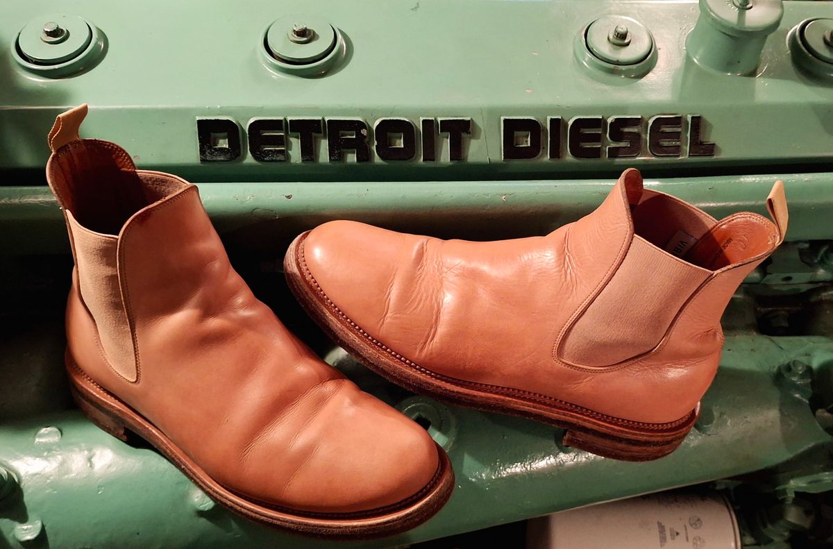 Photo by Mark on December 17, 2024 of the Viberg Chelsea in Conceria 800 Champagne Washed Vachetta.