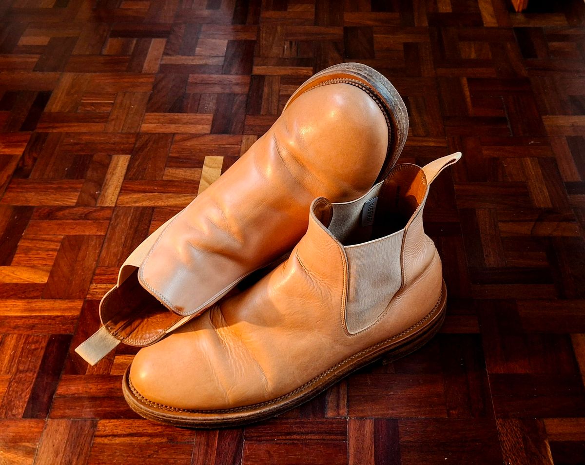 Photo by Mark on December 19, 2024 of the Viberg Chelsea in Conceria 800 Champagne Washed Vachetta.
