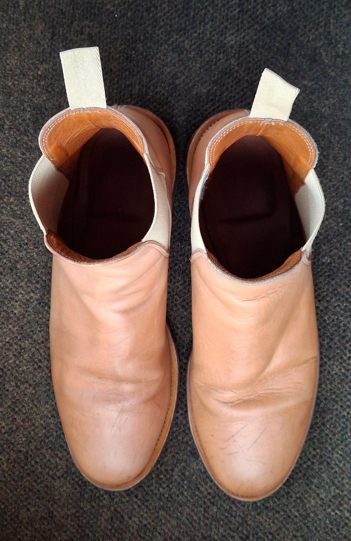 Photo by Mark on January 2, 2025 of the Viberg Chelsea in Conceria 800 Champagne Washed Vachetta.