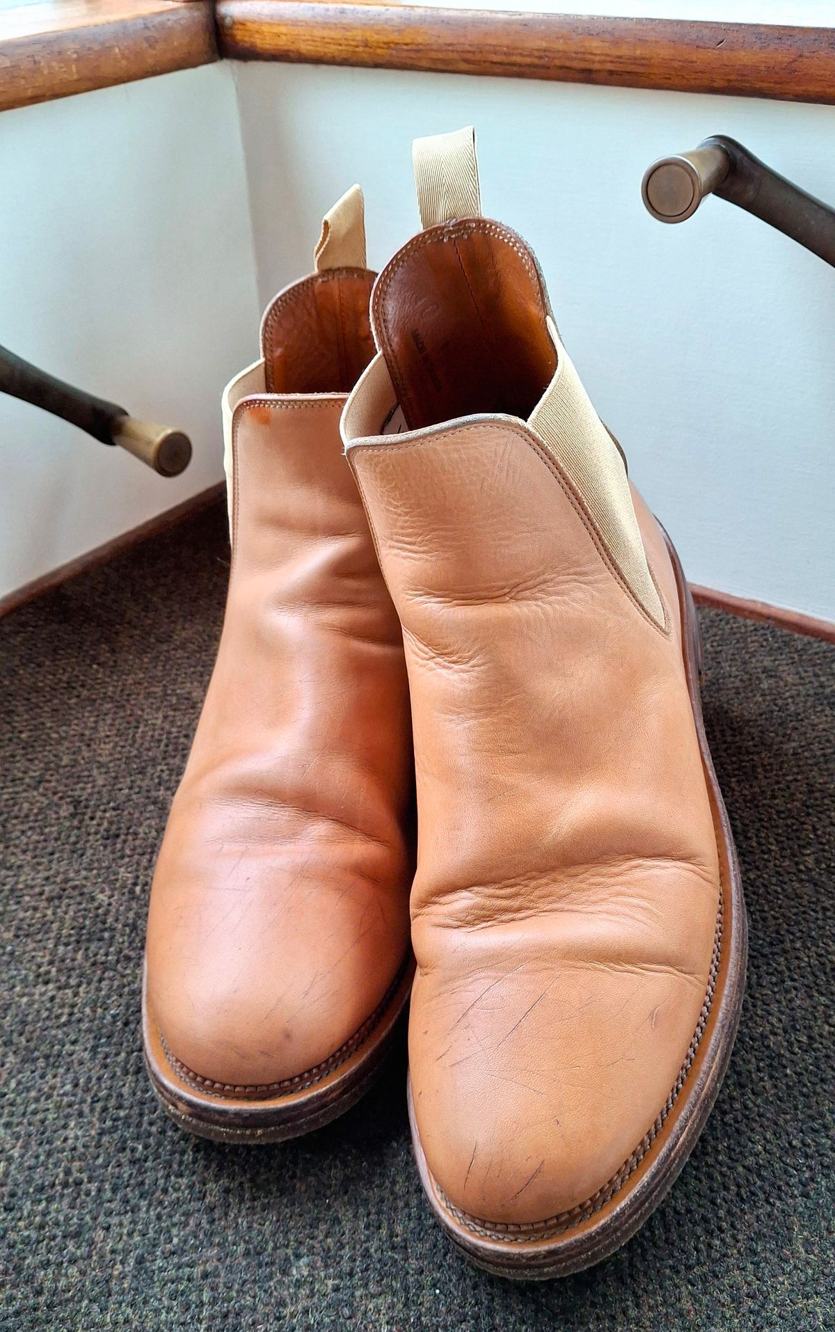 Photo by Mark on January 2, 2025 of the Viberg Chelsea in Conceria 800 Champagne Washed Vachetta.