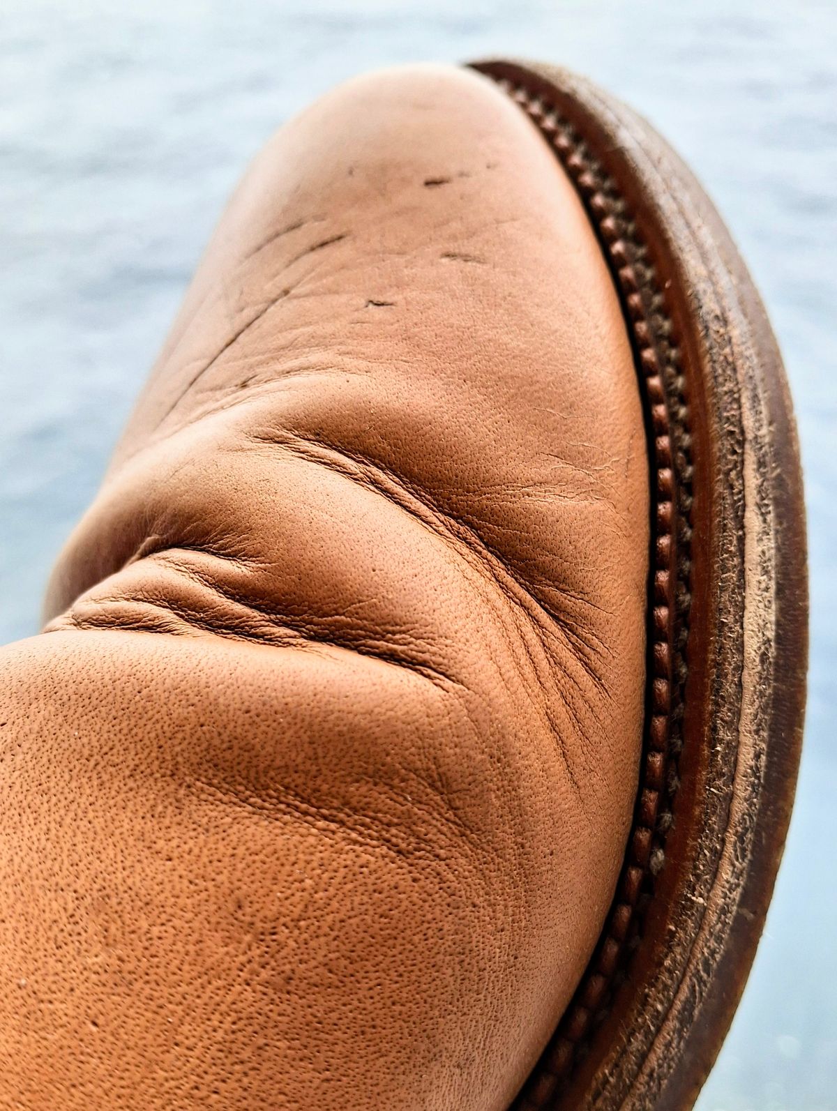 Photo by Mark on January 9, 2025 of the Viberg Chelsea in Conceria 800 Champagne Washed Vachetta.