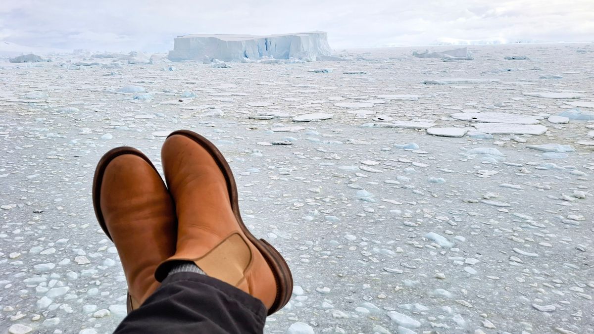 Photo by Mark on January 12, 2025 of the Viberg Chelsea in Conceria 800 Champagne Washed Vachetta.