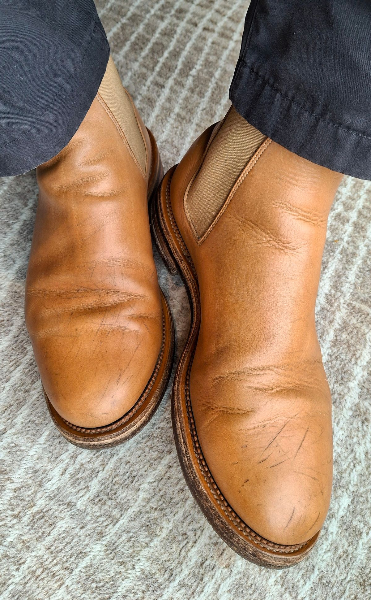 Photo by Mark on January 16, 2025 of the Viberg Chelsea in Conceria 800 Champagne Washed Vachetta.
