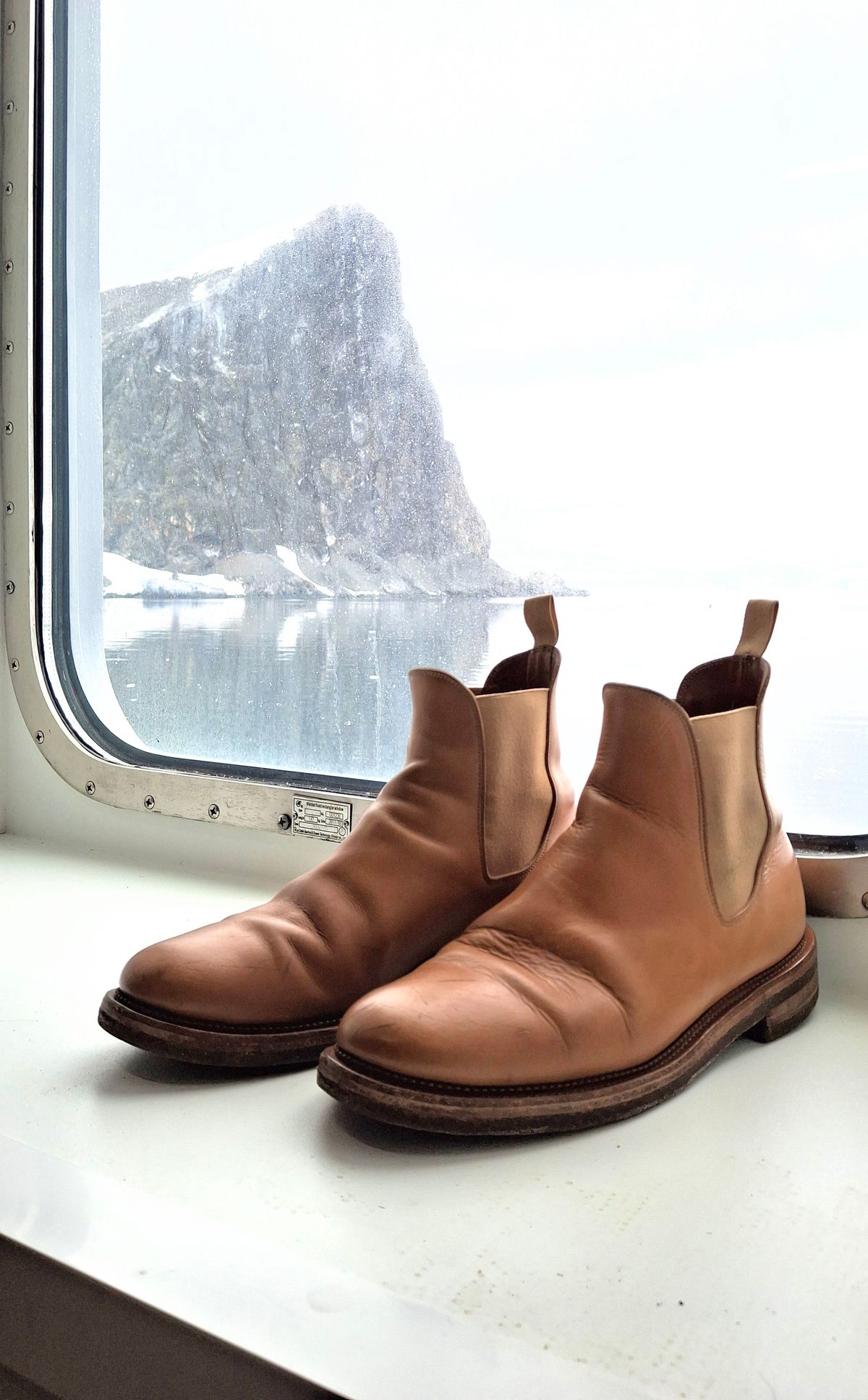 Photo by Mark on January 25, 2025 of the Viberg Chelsea in Conceria 800 Champagne Washed Vachetta.