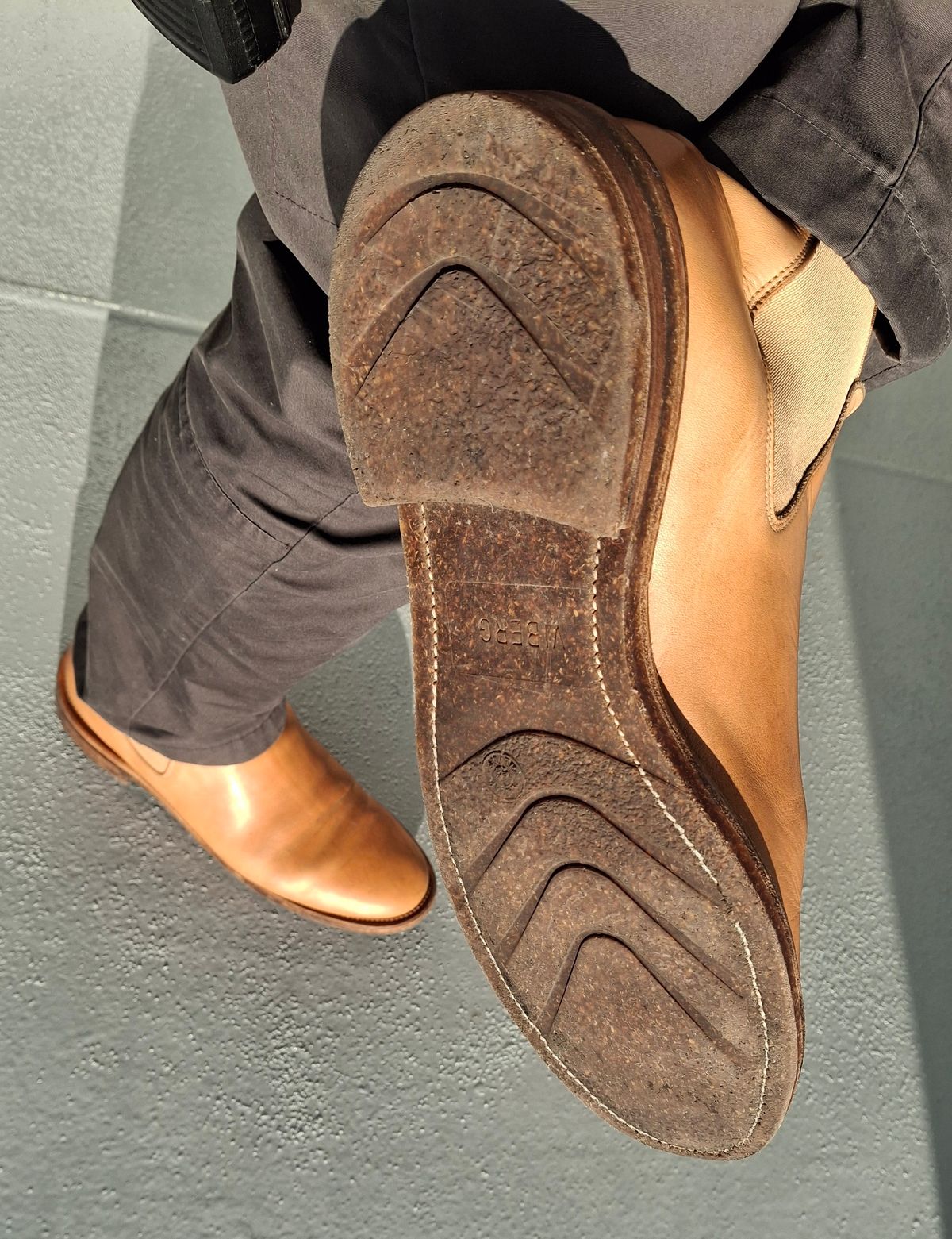 Photo by Mark on February 3, 2025 of the Viberg Chelsea in Conceria 800 Champagne Washed Vachetta.