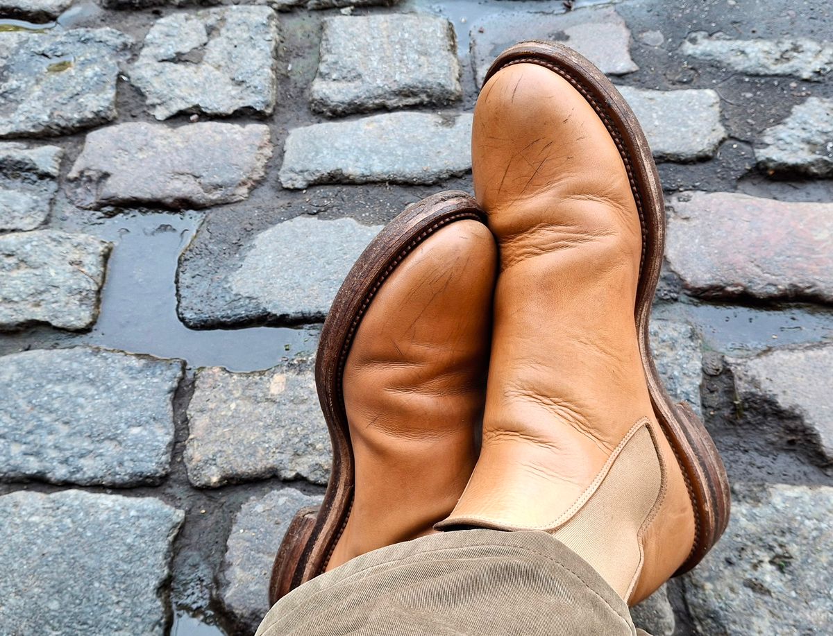 Photo by Mark on February 9, 2025 of the Viberg Chelsea in Conceria 800 Champagne Washed Vachetta.