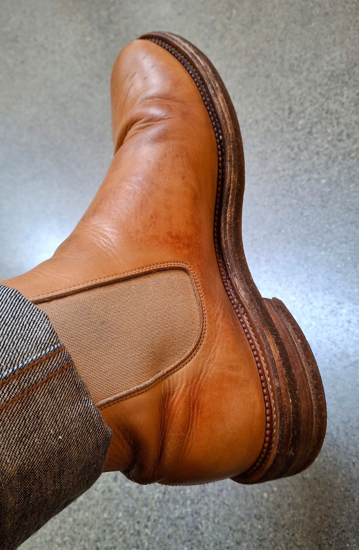 Photo by Mark on February 13, 2025 of the Viberg Chelsea in Conceria 800 Champagne Washed Vachetta.