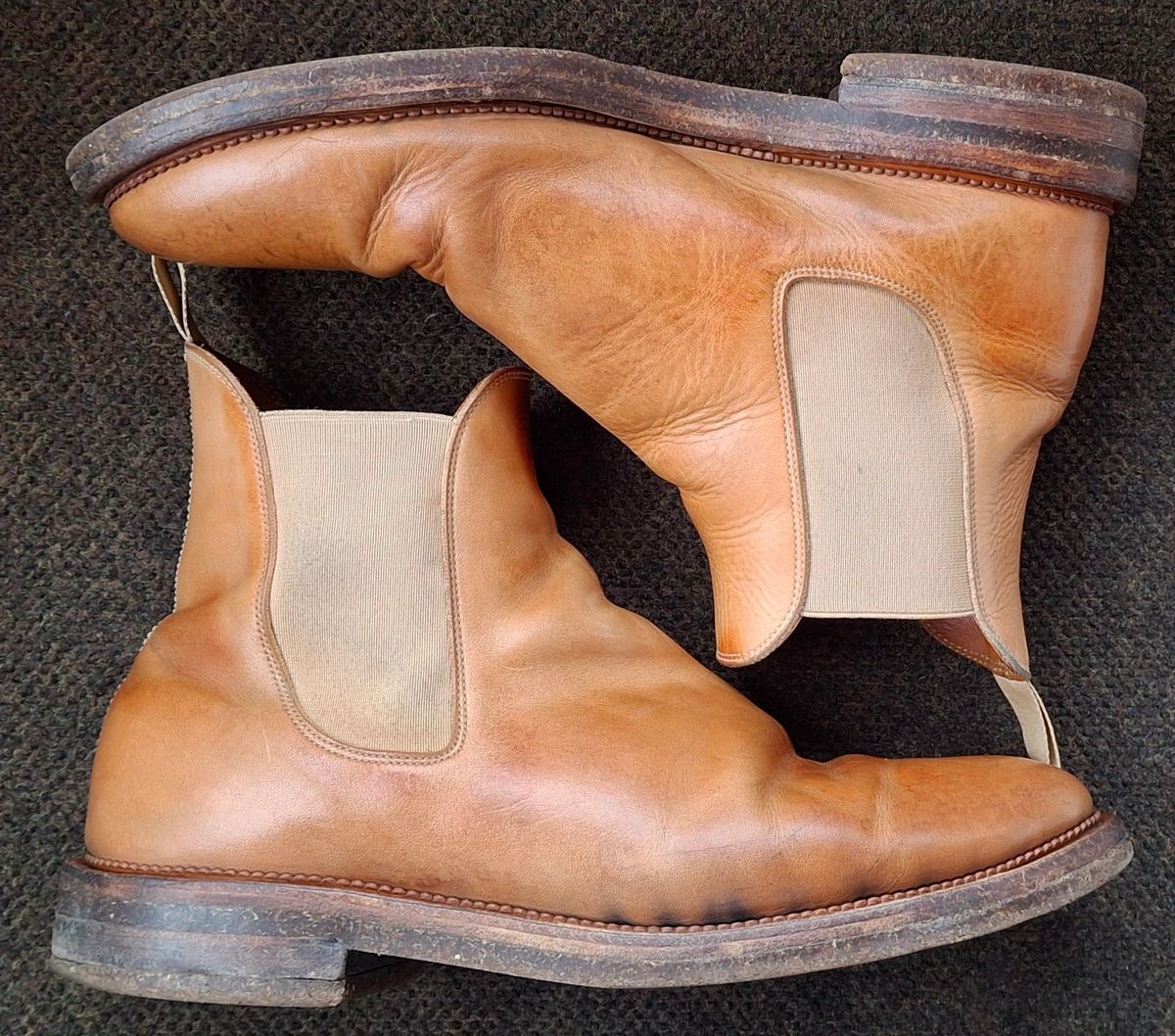 Photo by Mark on March 4, 2025 of the Viberg Chelsea in Conceria 800 Champagne Washed Vachetta.