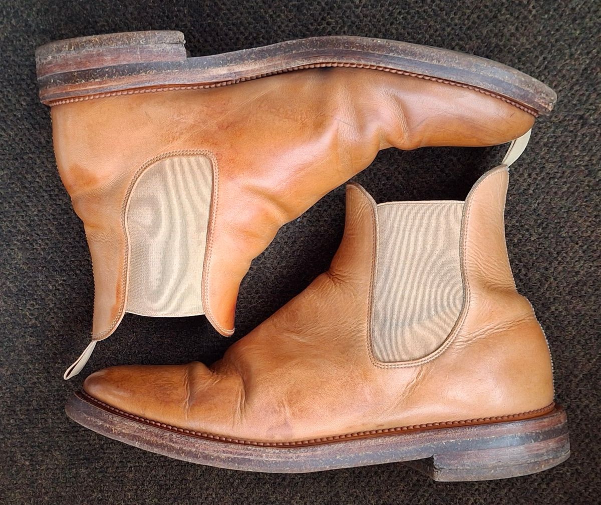 Photo by Mark on March 4, 2025 of the Viberg Chelsea in Conceria 800 Champagne Washed Vachetta.