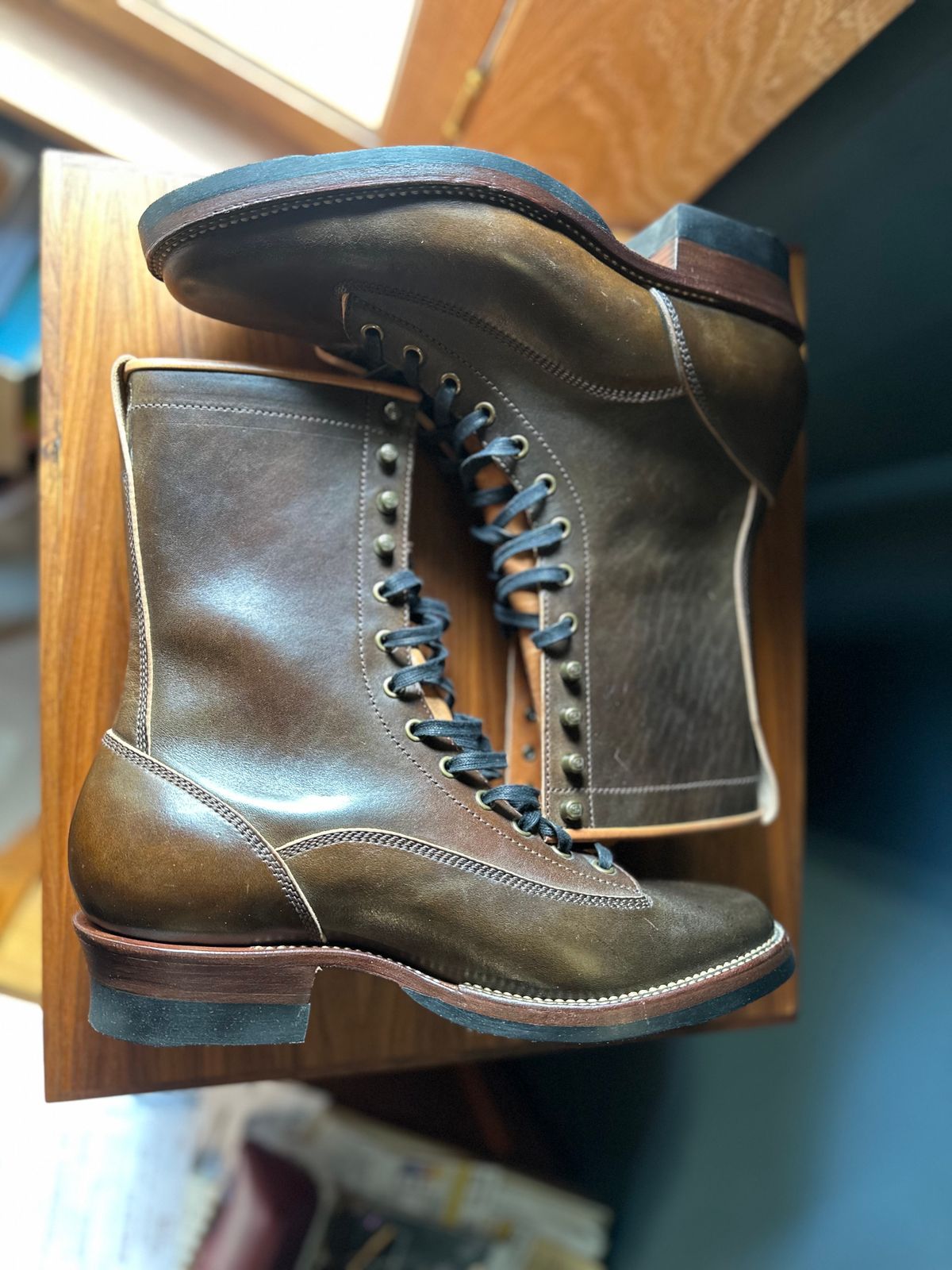 Photo by bricra1983 on October 1, 2024 of the Flame Panda Lace To Toe in Maryam Natural Horsebutt Overdyed Brown then Black.