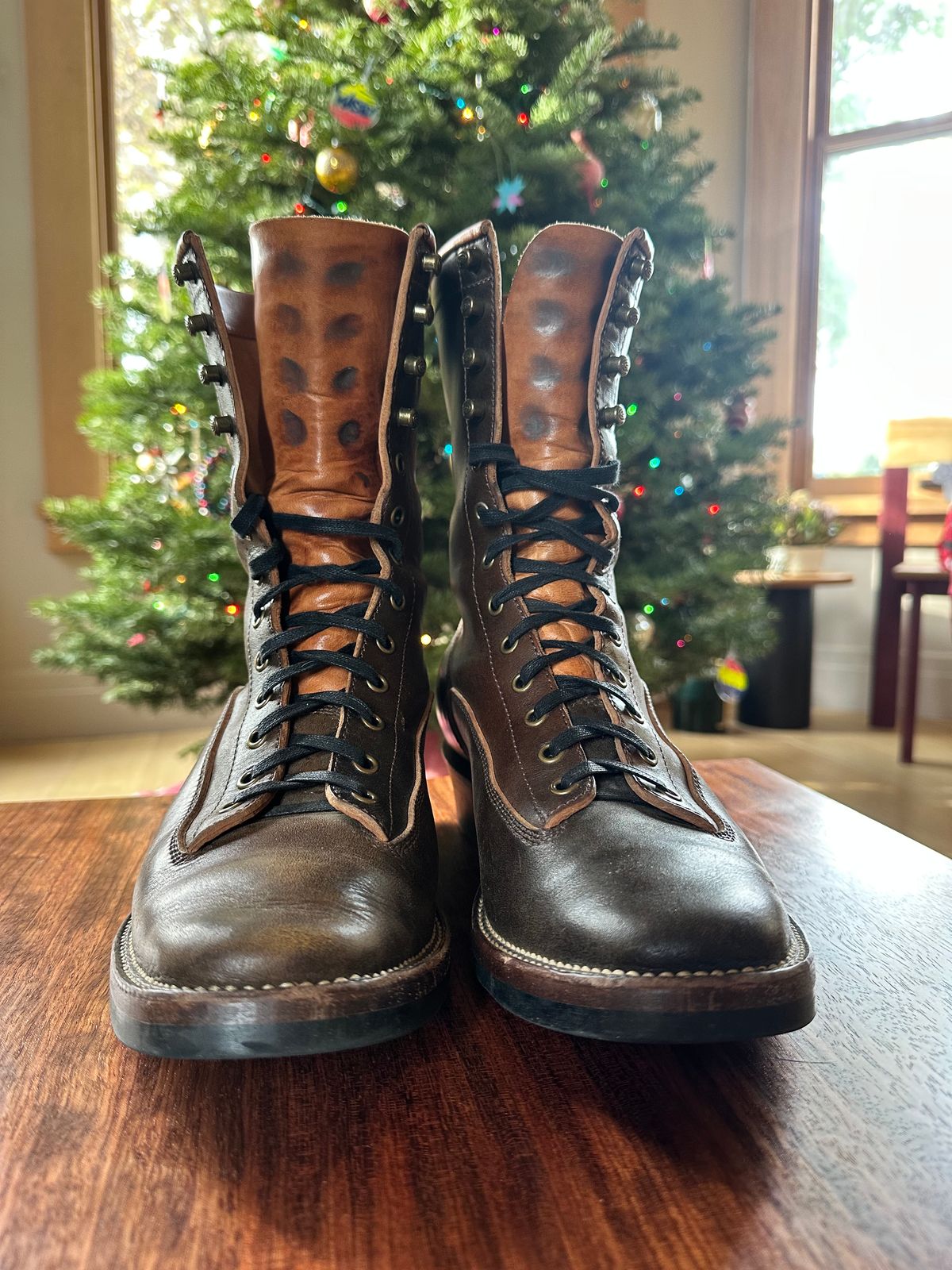 Photo by bricra1983 on December 11, 2024 of the Flame Panda Lace To Toe in Maryam Natural Horsebutt Overdyed Brown then Black.