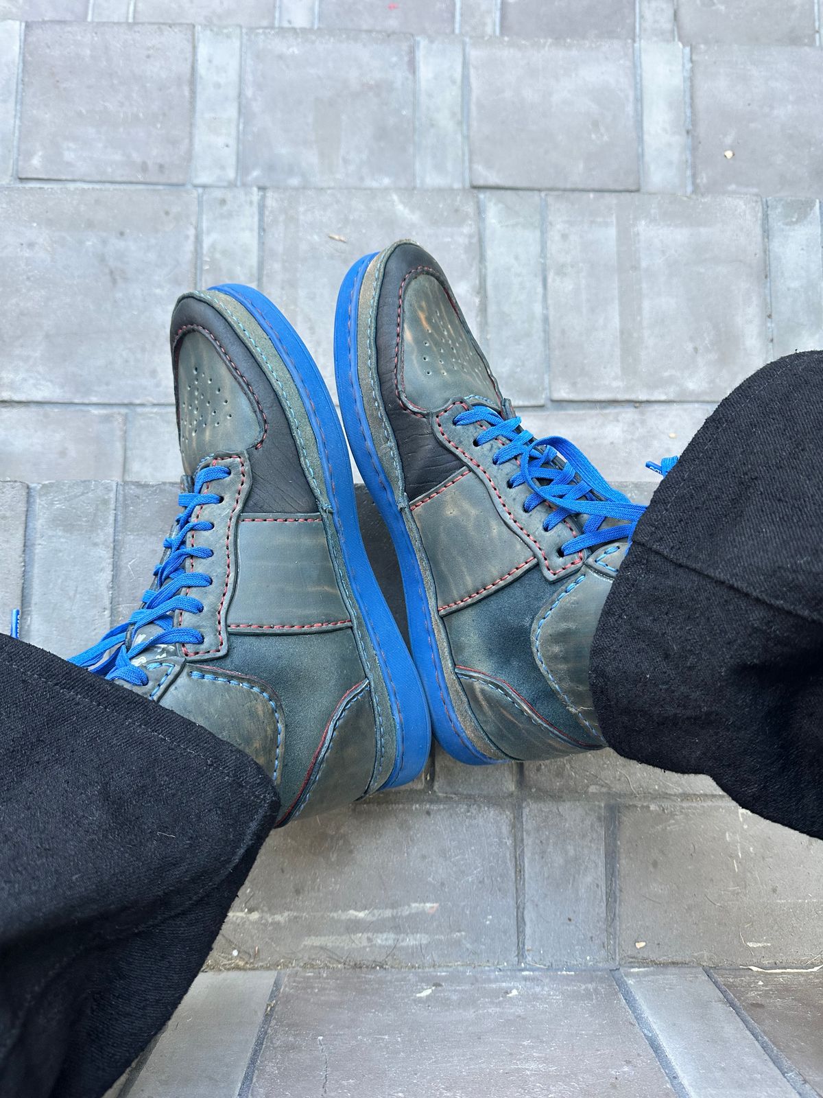 Photo by bricra1983 on October 1, 2025 of the Self-Made Hand Stitched Hi Top in Guidi Blue Reverse Horsebutt.