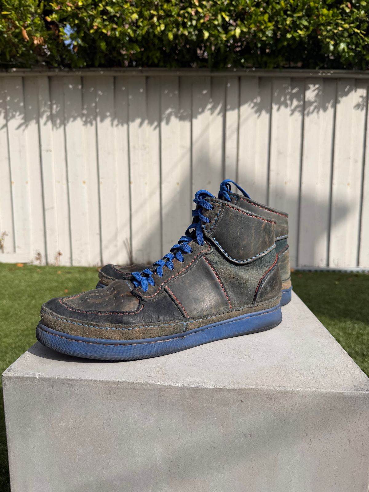 Photo by bricra1983 on November 3, 2025 of the Self-Made Hand Stitched Hi Top in Guidi Blue Reverse Horsebutt.