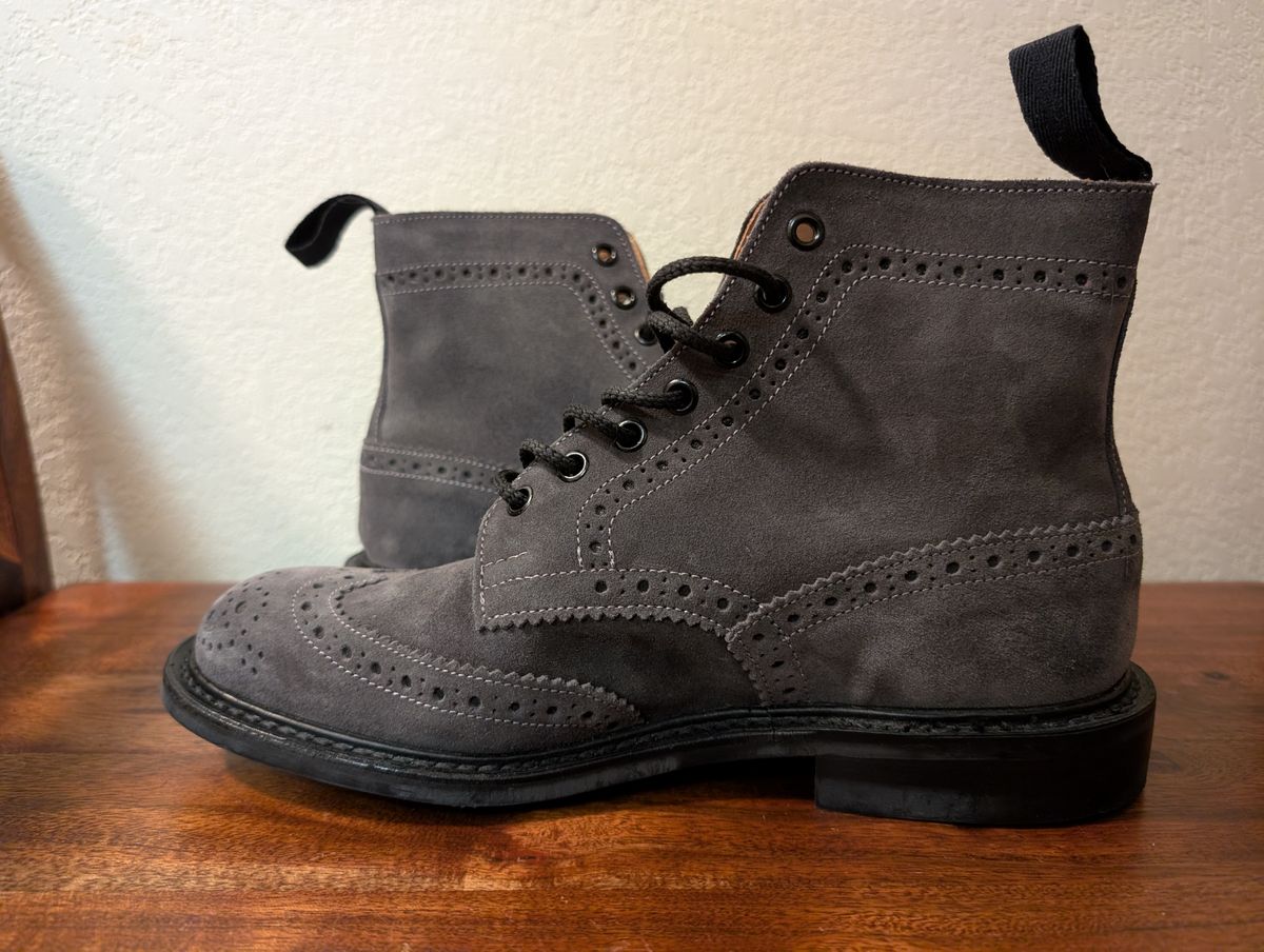 Photo by franklynne on February 11, 2025 of the Tricker's Stow Lightweight in C.F. Stead Winter Smoke Repello Suede.