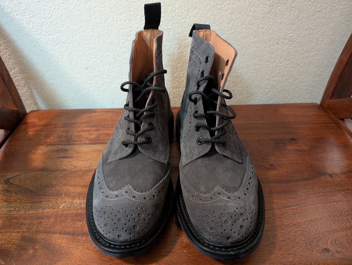Photo by franklynne on February 11, 2025 of the Tricker's Stow Lightweight in C.F. Stead Winter Smoke Repello Suede.