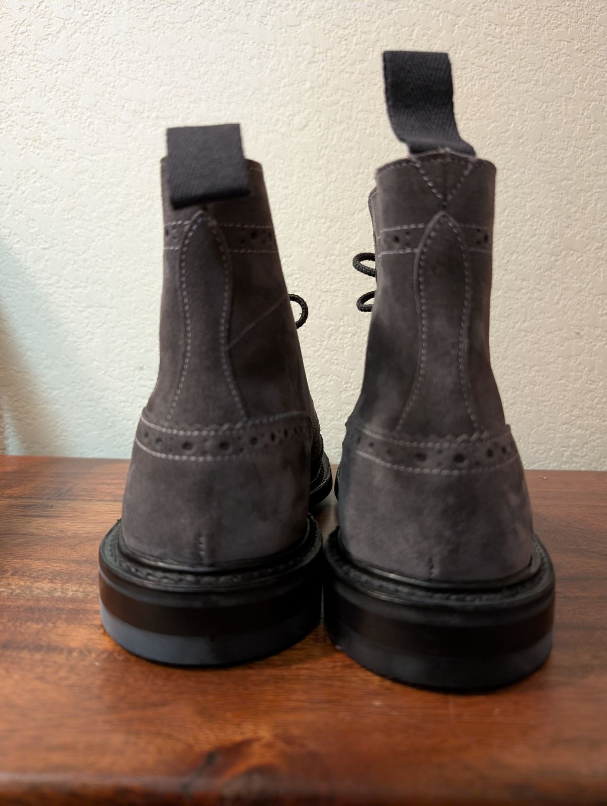 Photo by franklynne on February 11, 2025 of the Tricker's Stow Lightweight in C.F. Stead Winter Smoke Repello Suede.