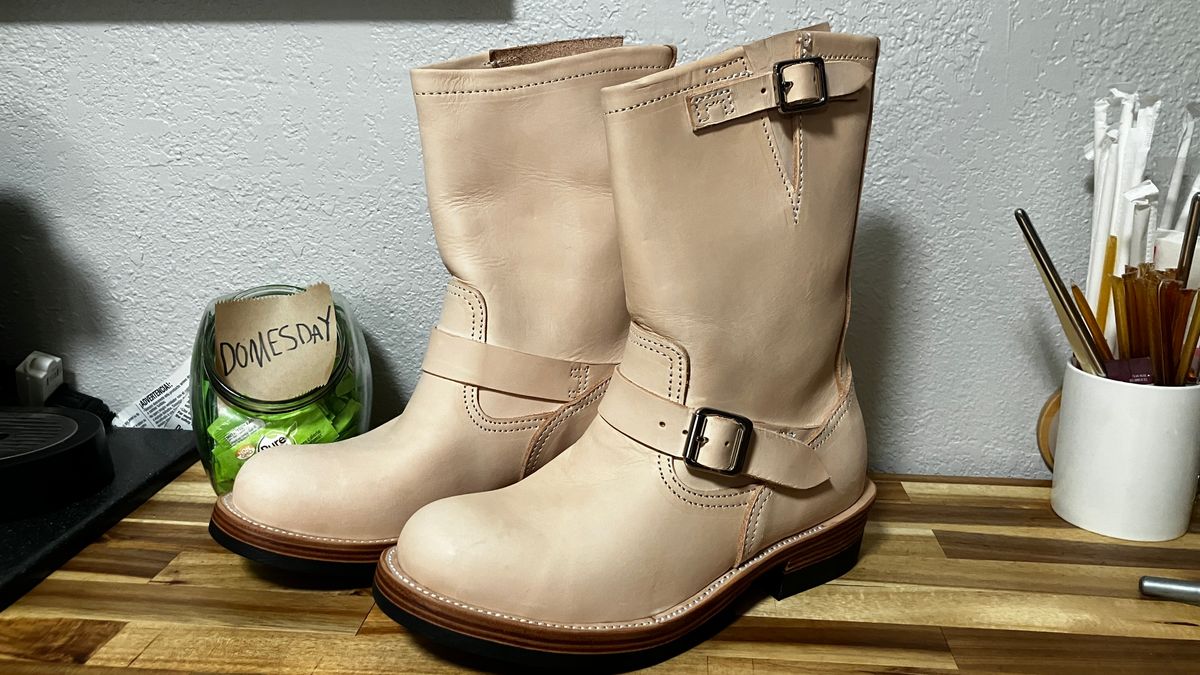 Photo by De4 on October 1, 2024 of the KIND 1930s Engineer Boots in Italian Veg-Tanned Leather.