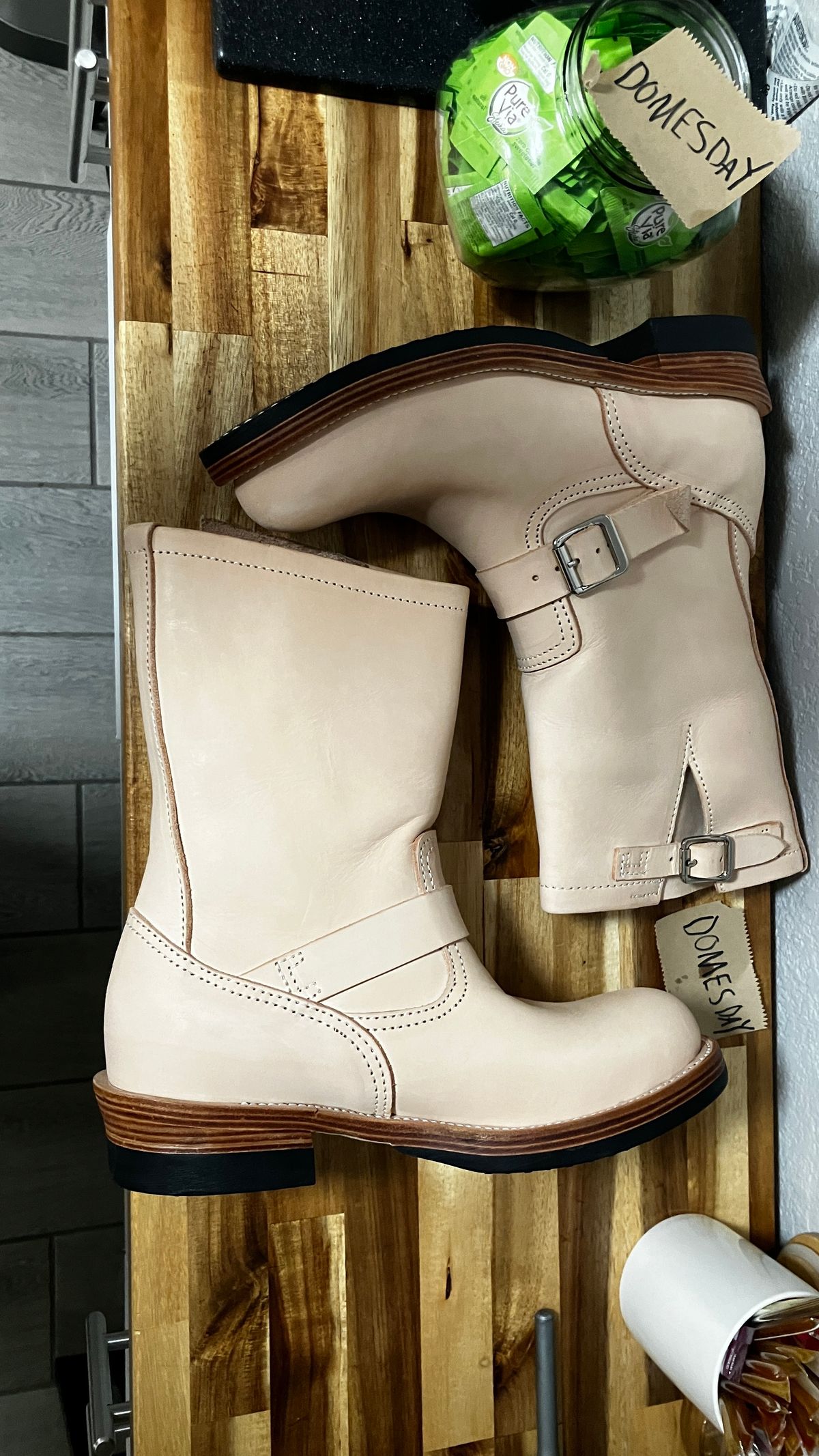 Photo by De4 on October 1, 2024 of the KIND 1930s Engineer Boots in Italian Veg-Tanned Leather.