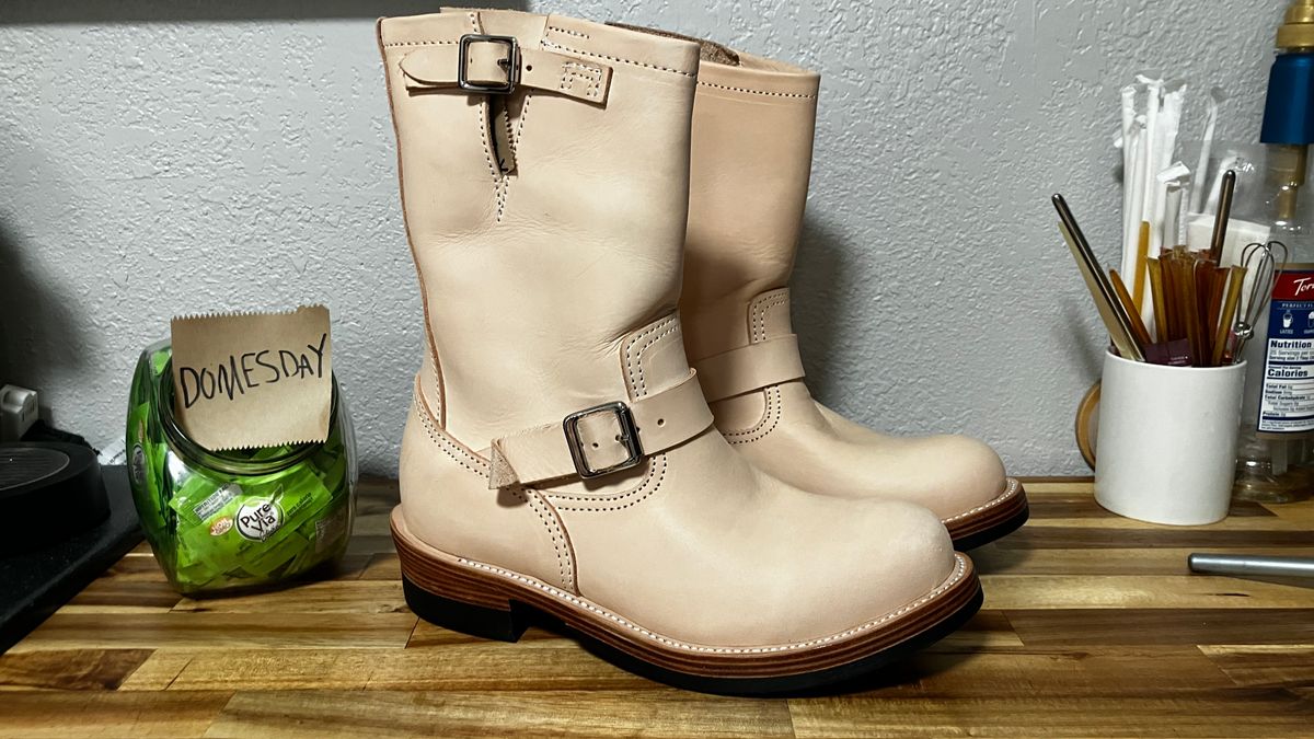 Photo by De4 on October 1, 2024 of the KIND 1930s Engineer Boots in Italian Veg-Tanned Leather.