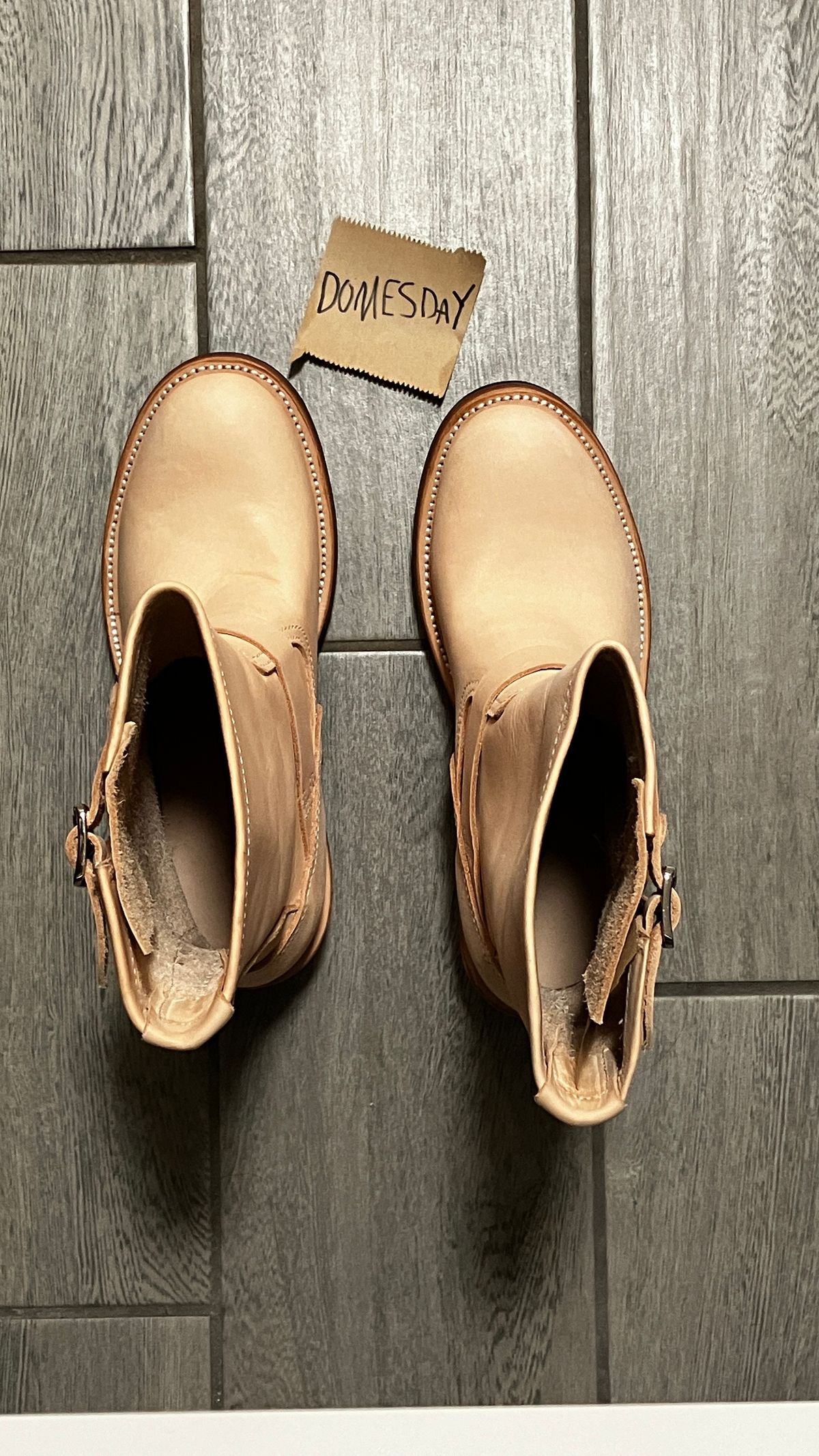 Photo by De4 on October 1, 2024 of the KIND 1930s Engineer Boots in Italian Veg-Tanned Leather.