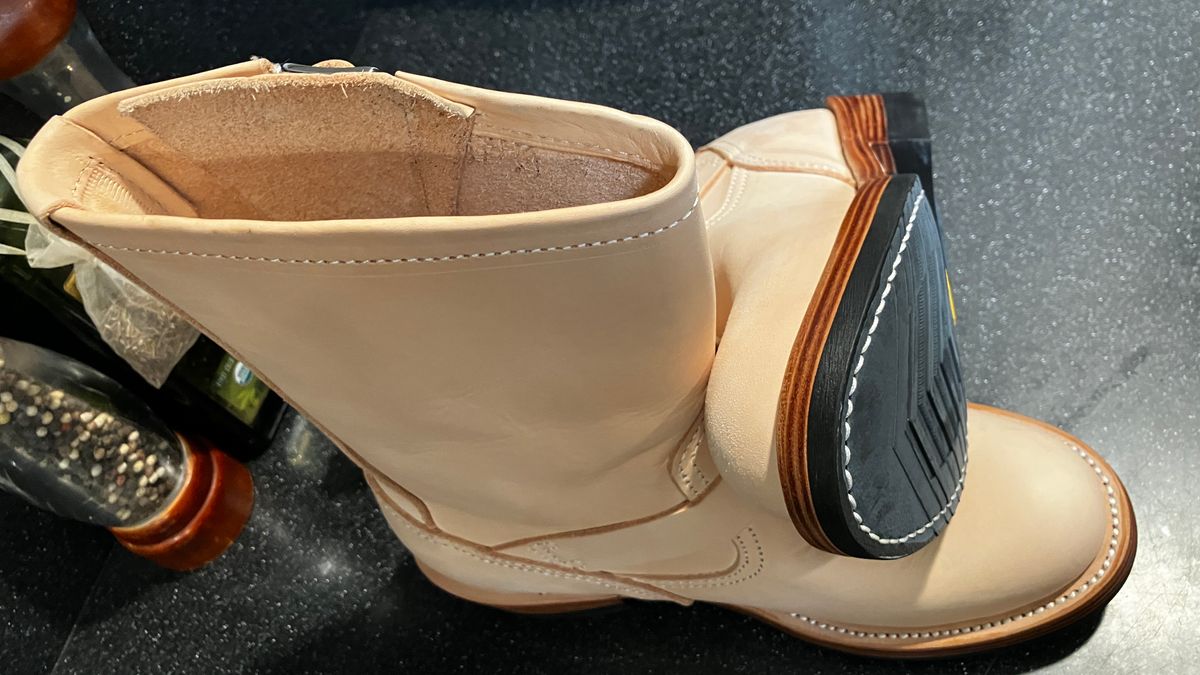 Photo by De4 on October 1, 2024 of the KIND 1930s Engineer Boots in Italian Veg-Tanned Leather.