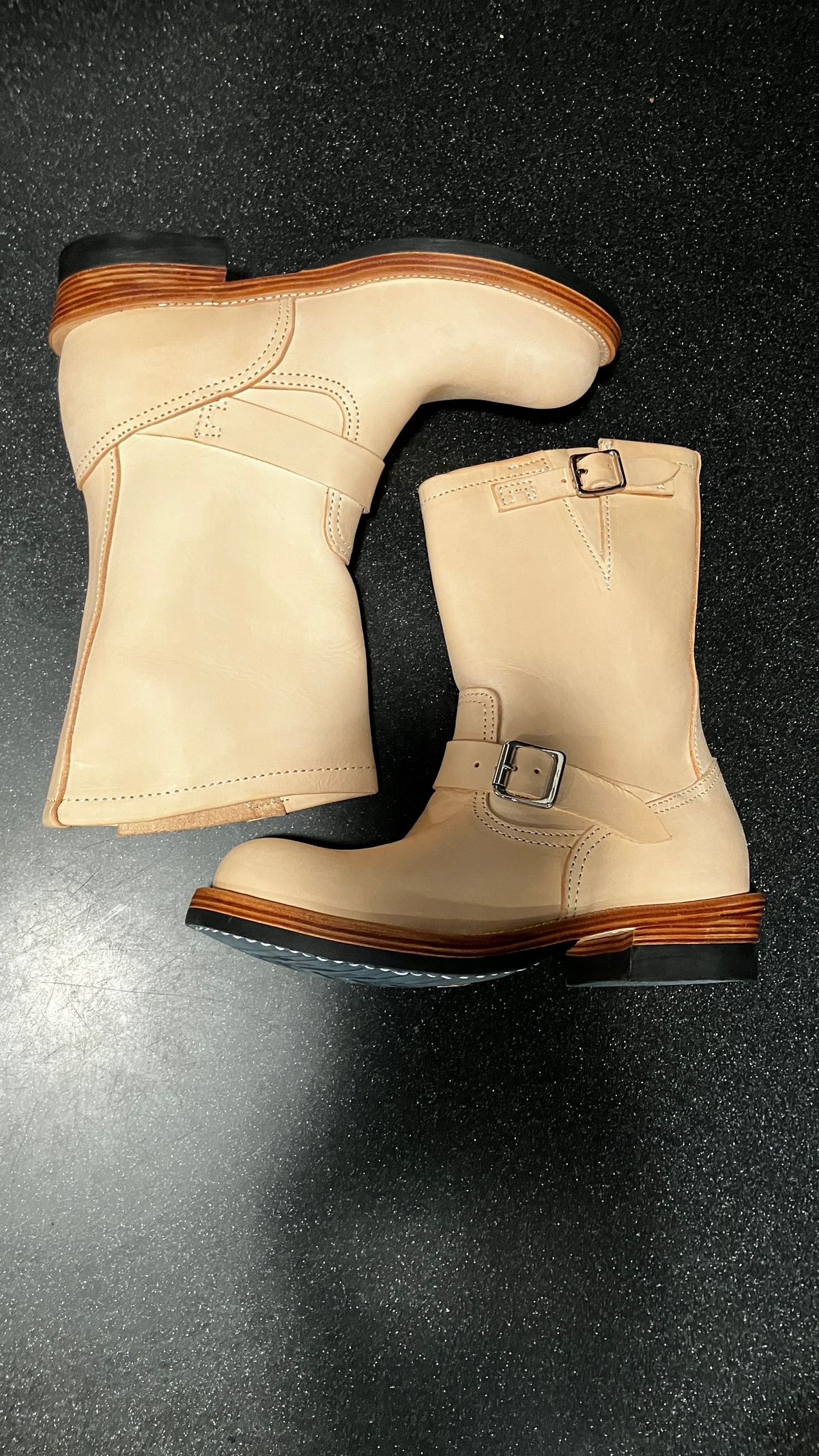 Photo by De4 on October 1, 2024 of the KIND 1930s Engineer Boots in Italian Veg-Tanned Leather.