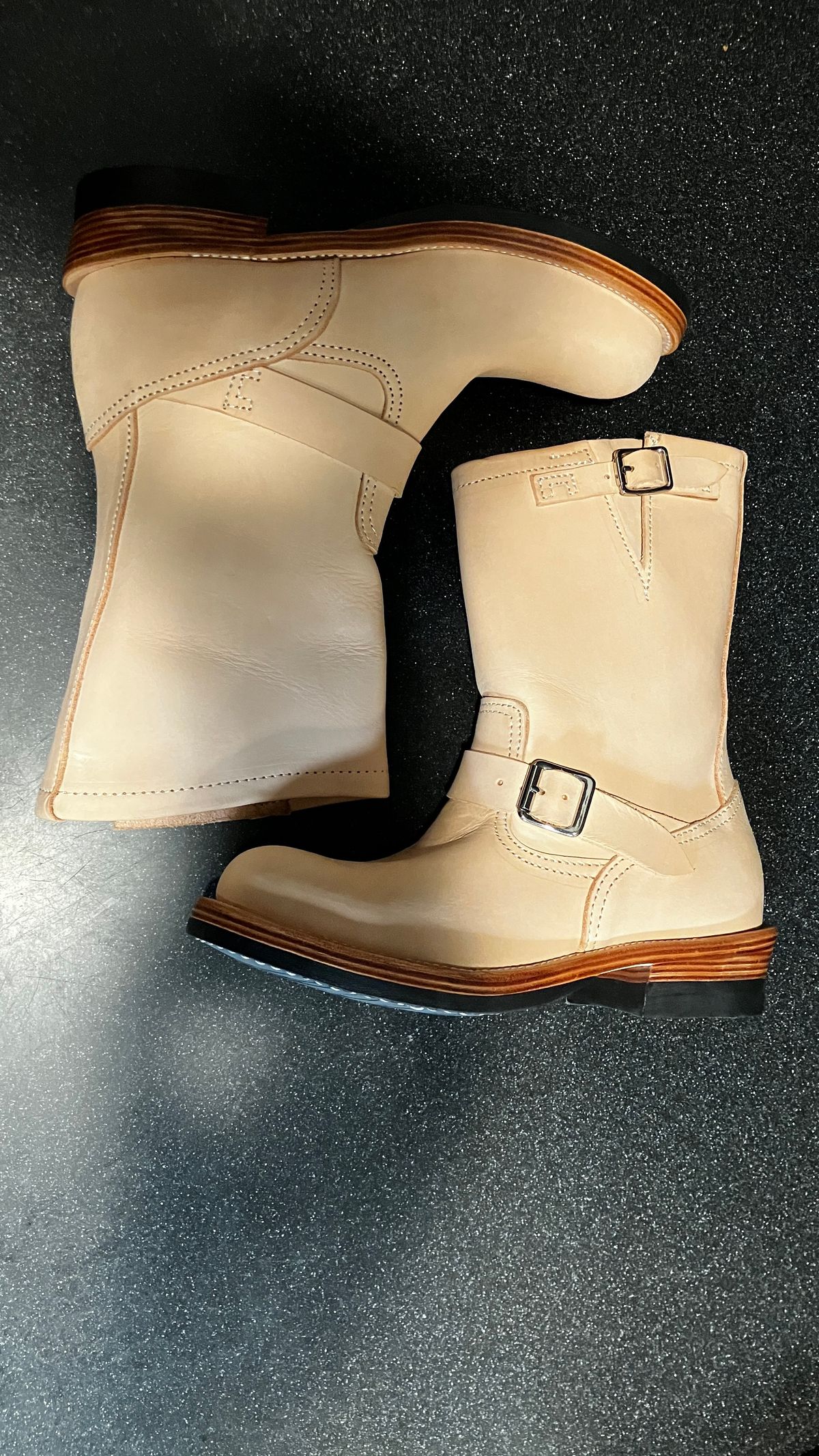 Photo by De4 on October 1, 2024 of the KIND 1930s Engineer Boots in Italian Veg-Tanned Leather.