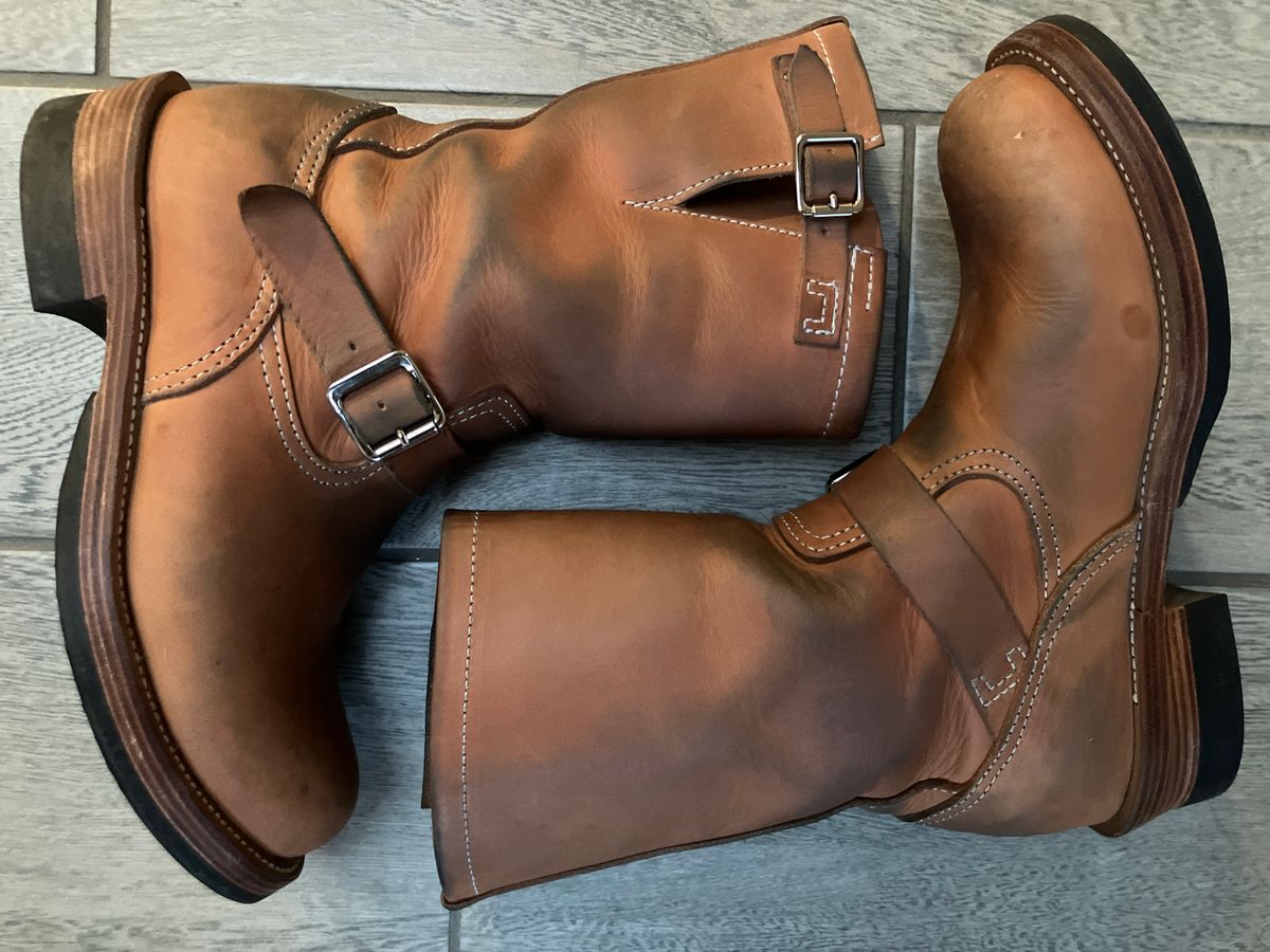 Photo by De4 on October 9, 2024 of the KIND 1930s Engineer Boots in Italian Veg-Tanned Leather.