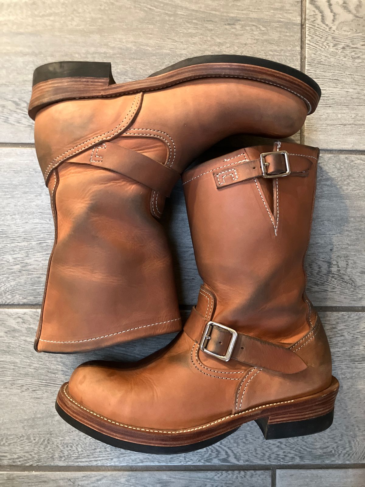 Photo by De4 on October 9, 2024 of the KIND 1930s Engineer Boots in Italian Veg-Tanned Leather.