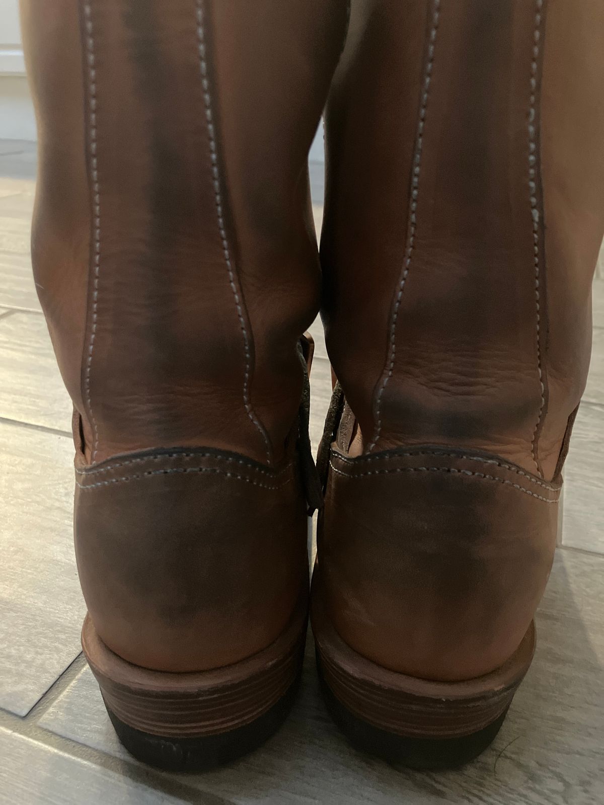 Photo by De4 on October 9, 2024 of the KIND 1930s Engineer Boots in Italian Veg-Tanned Leather.