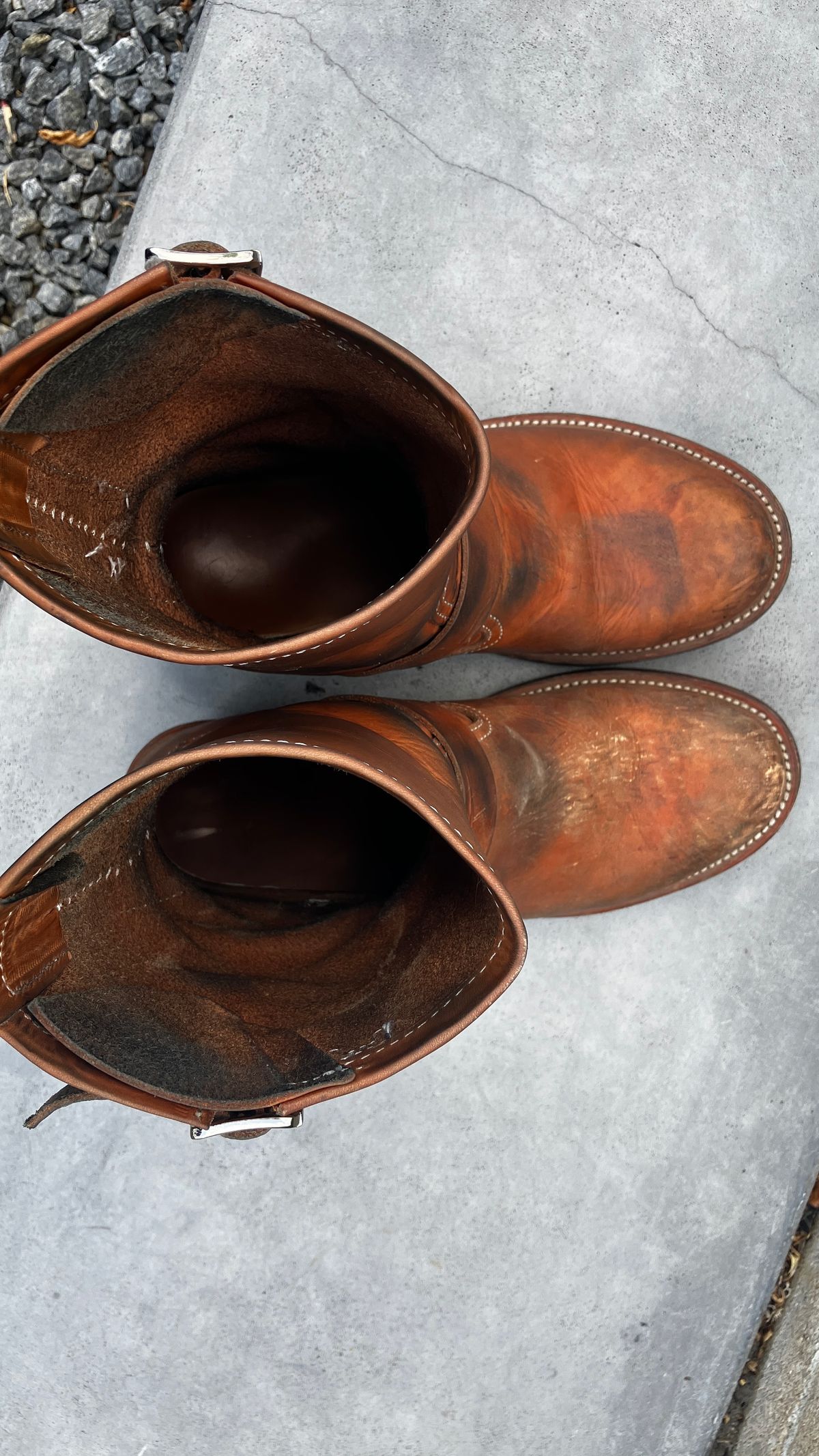 Photo by De4 on November 3, 2024 of the KIND 1930s Engineer Boots in Italian Veg-Tanned Leather.