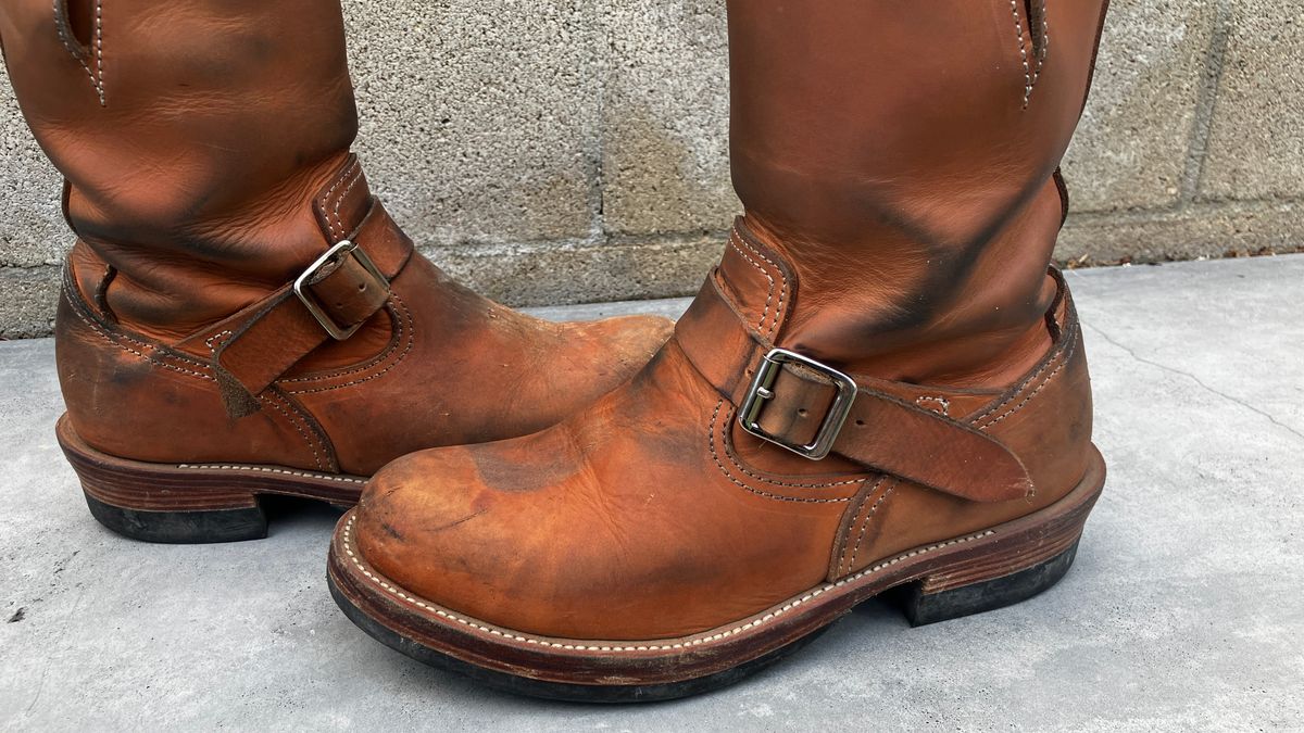 Photo by De4 on November 3, 2024 of the KIND 1930s Engineer Boots in Italian Veg-Tanned Leather.