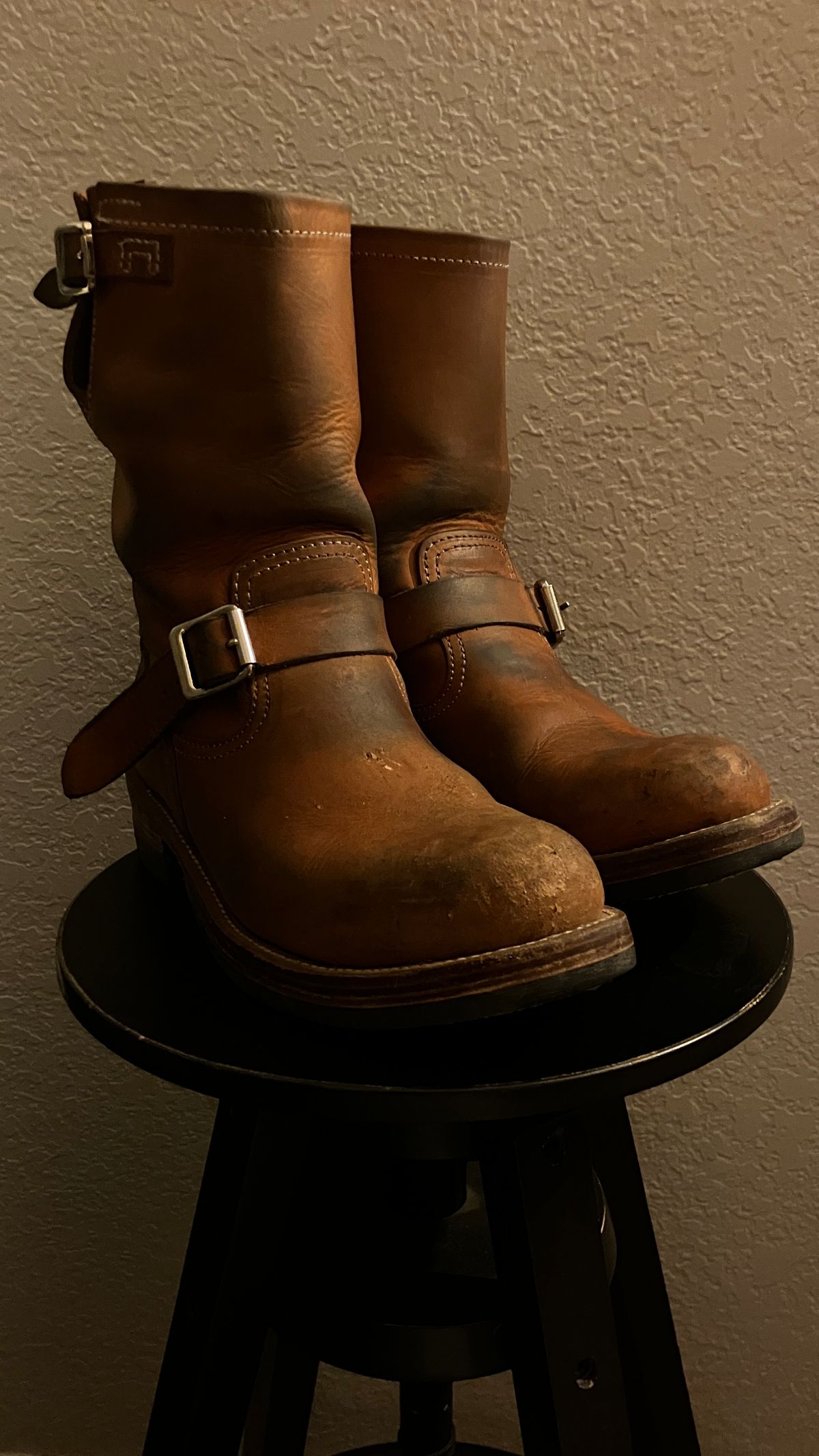 Photo by De4 on November 8, 2024 of the KIND 1930s Engineer Boots in Italian Veg-Tanned Leather.