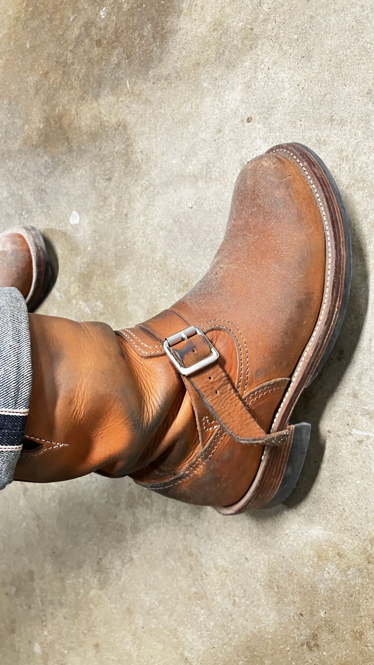 Photo by De4 on November 27, 2024 of the KIND 1930s Engineer Boots in Italian Veg-Tanned Leather.