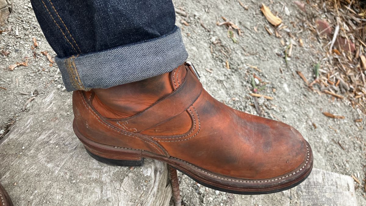 Photo by De4 on November 26, 2024 of the KIND 1930s Engineer Boots in Italian Veg-Tanned Leather.