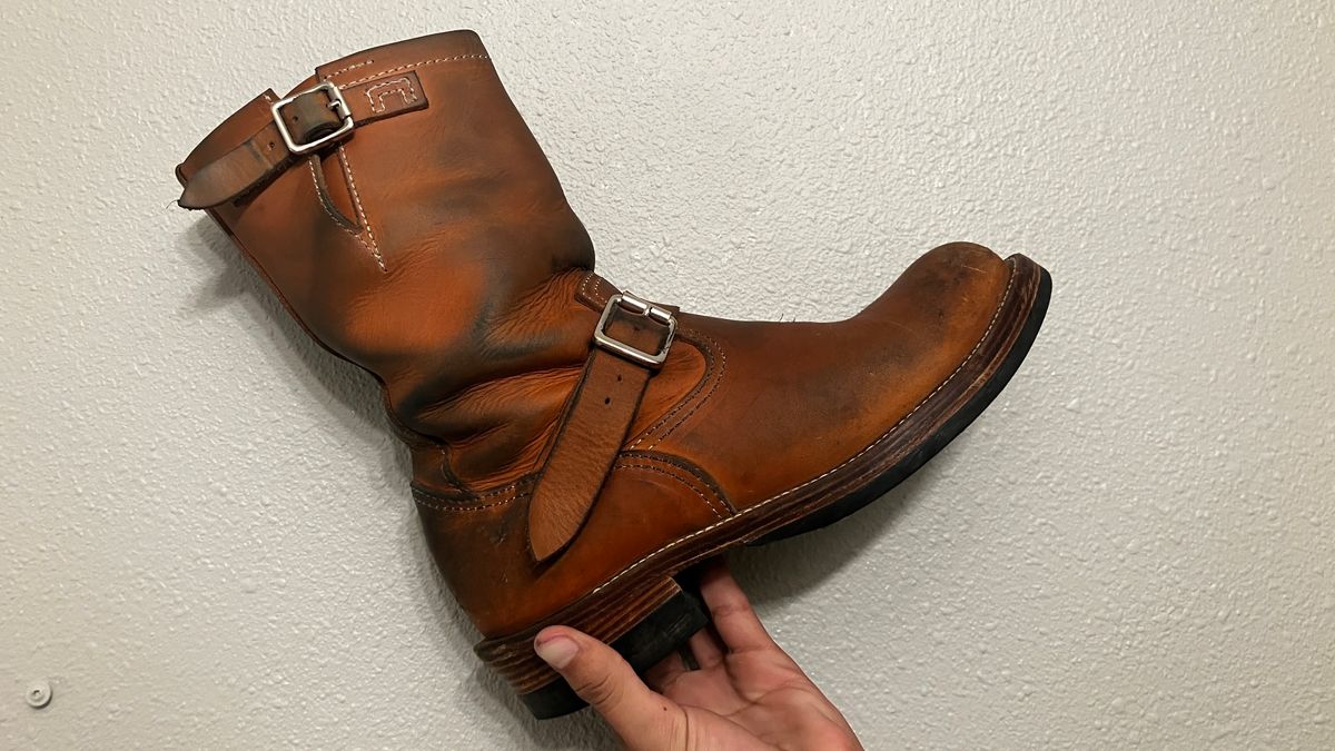 Photo by De4 on December 6, 2024 of the KIND 1930s Engineer Boots in Italian Veg-Tanned Leather.