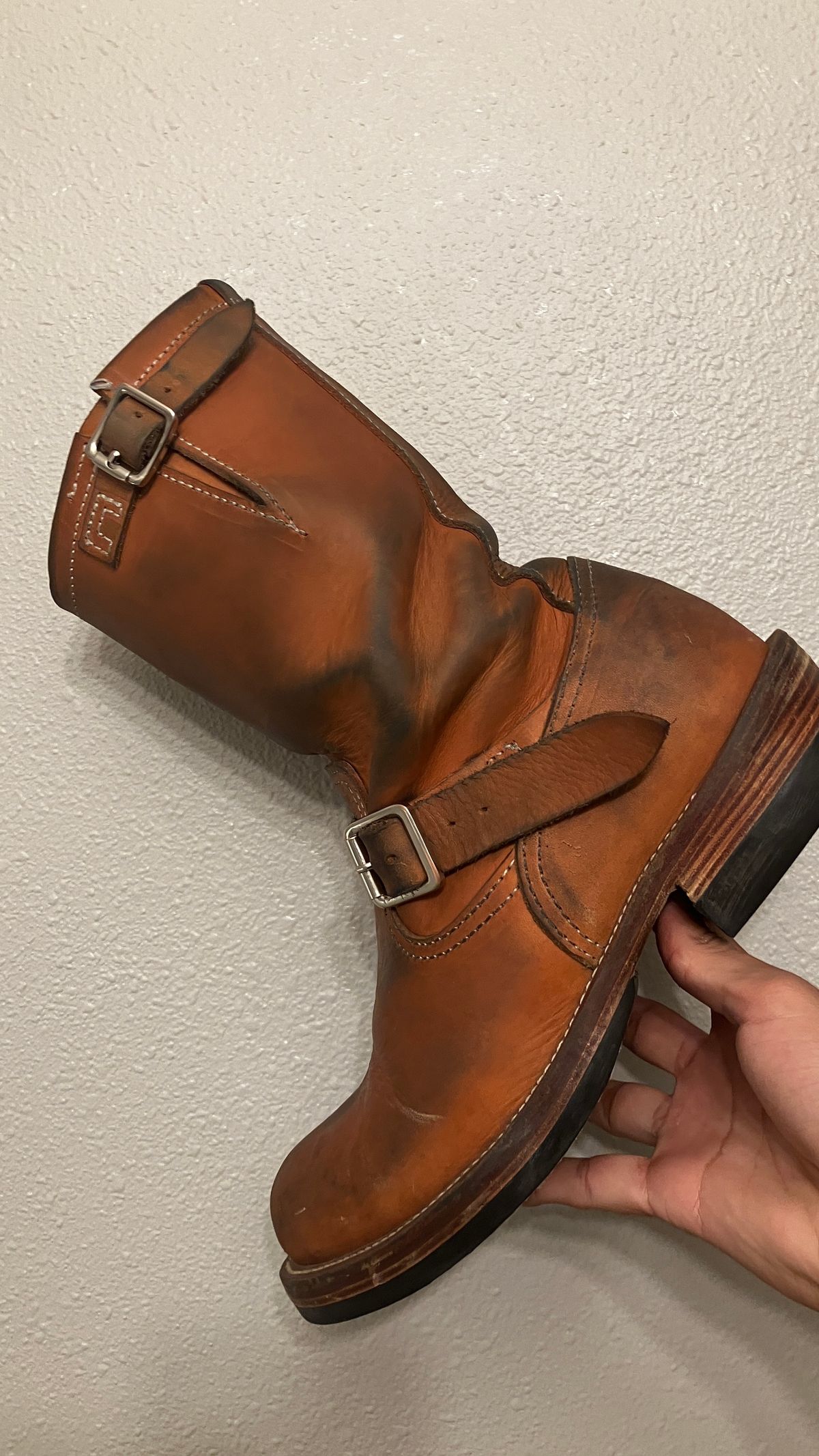 Photo by De4 on December 6, 2024 of the KIND 1930s Engineer Boots in Italian Veg-Tanned Leather.