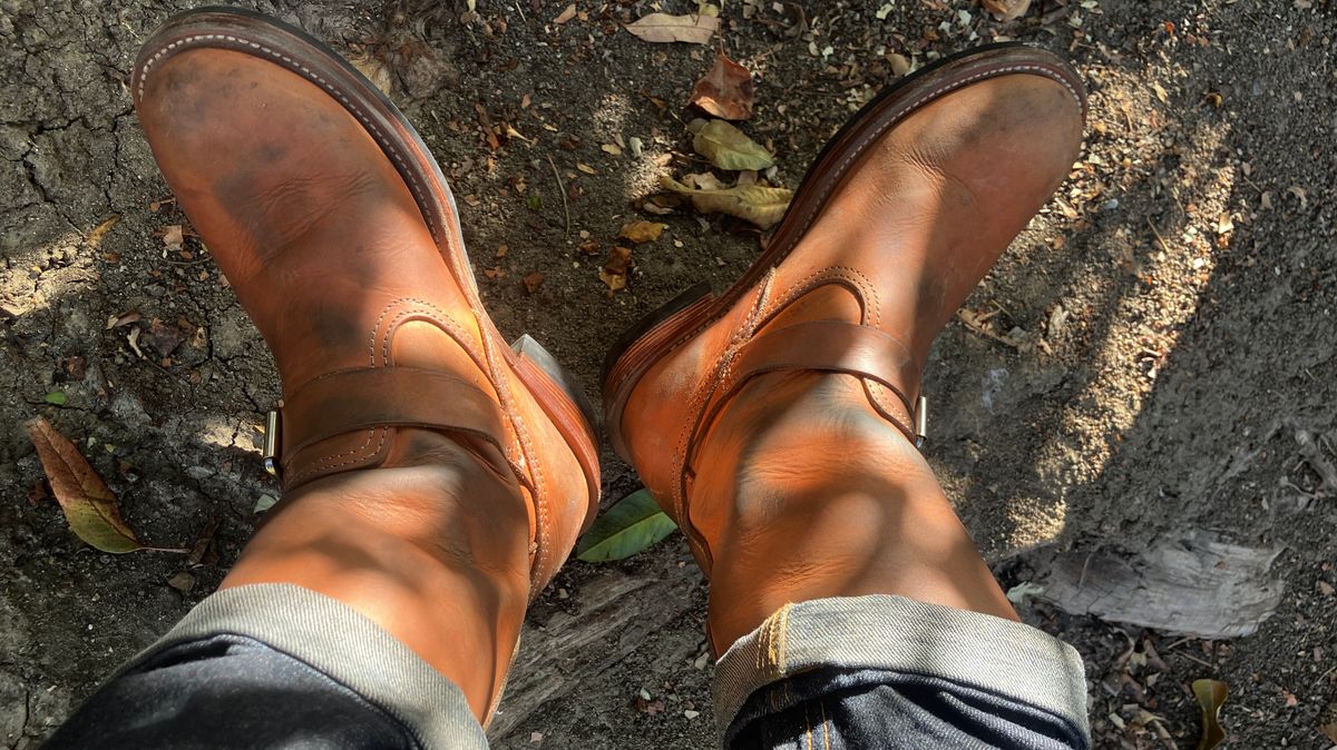 Photo by De4 on December 14, 2024 of the KIND 1930s Engineer Boots in Italian Veg-Tanned Leather.