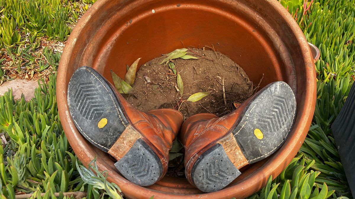 Photo by De4 on December 30, 2024 of the KIND 1930s Engineer Boots in Italian Veg-Tanned Leather.